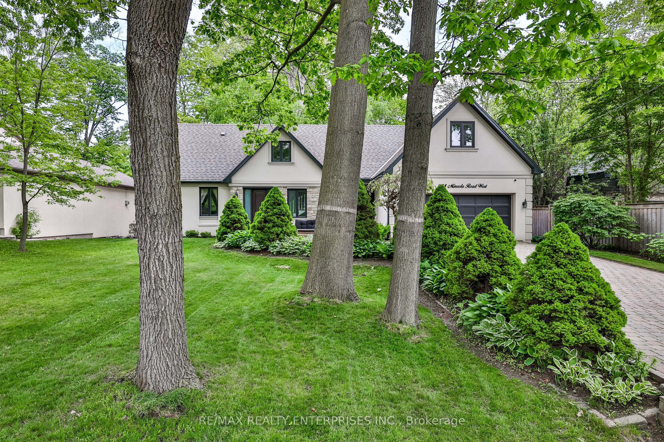 208 Mineola Road W