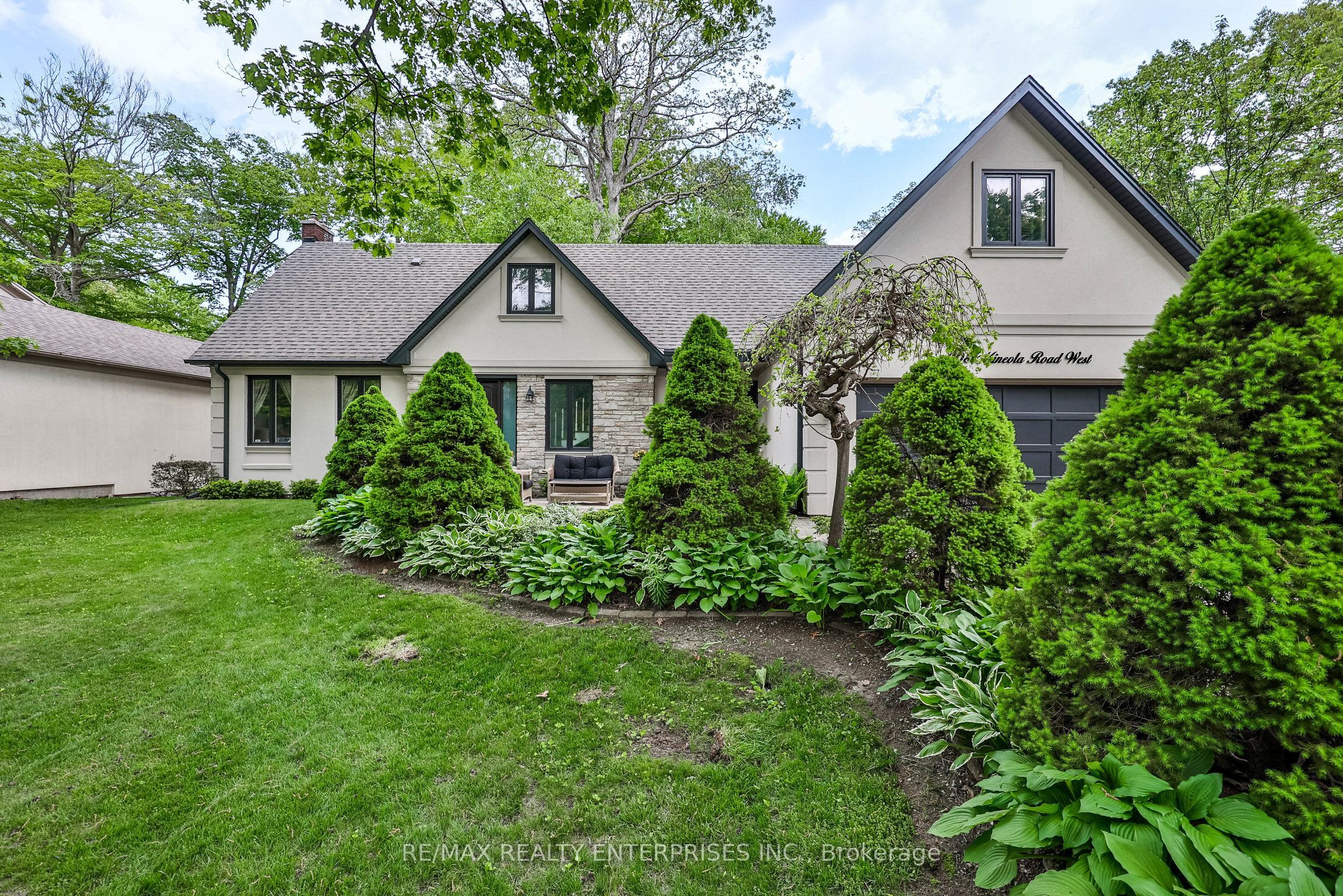 208 Mineola Road W