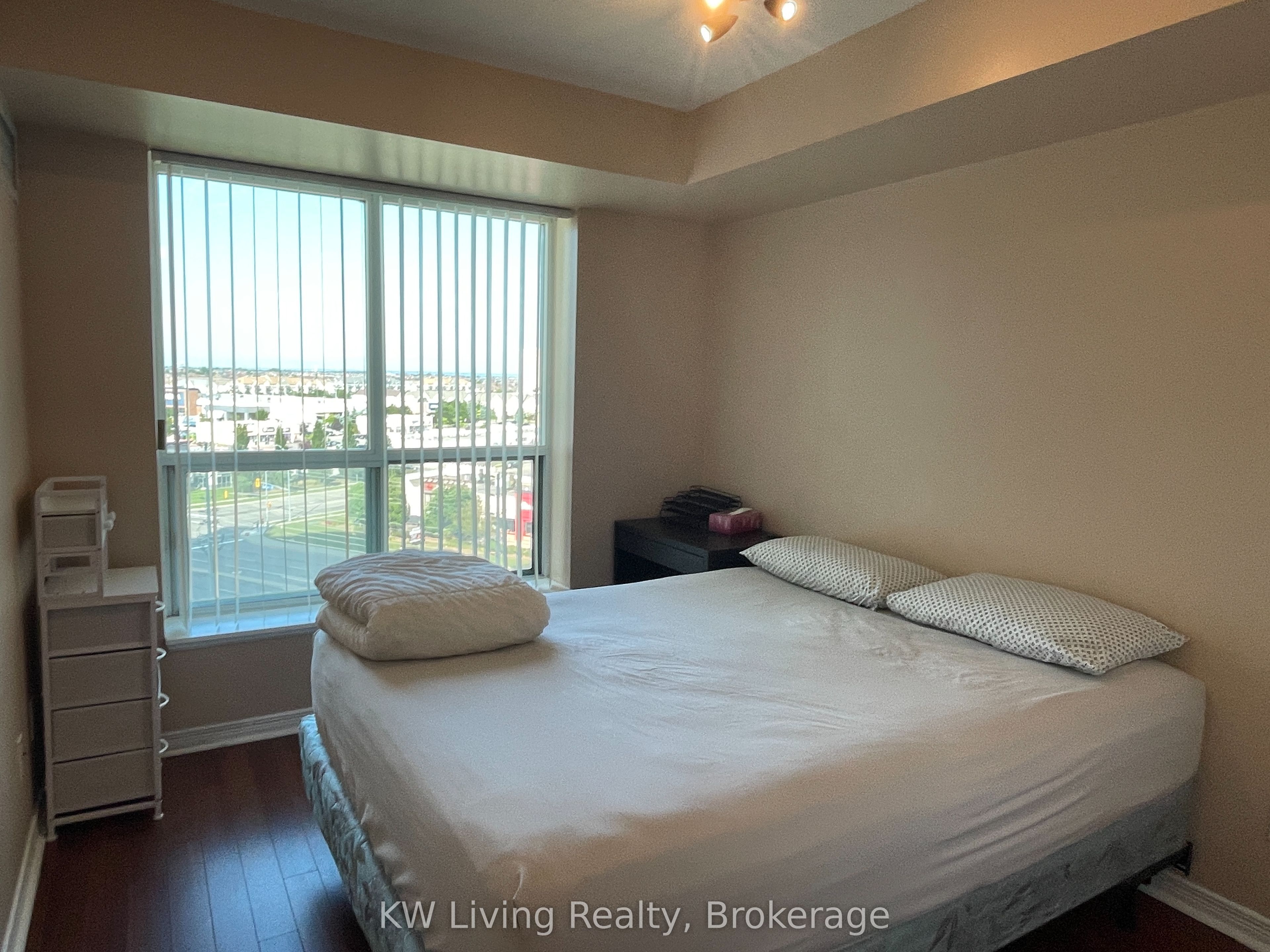 4889 Kimbermount Avenue 908 Room2