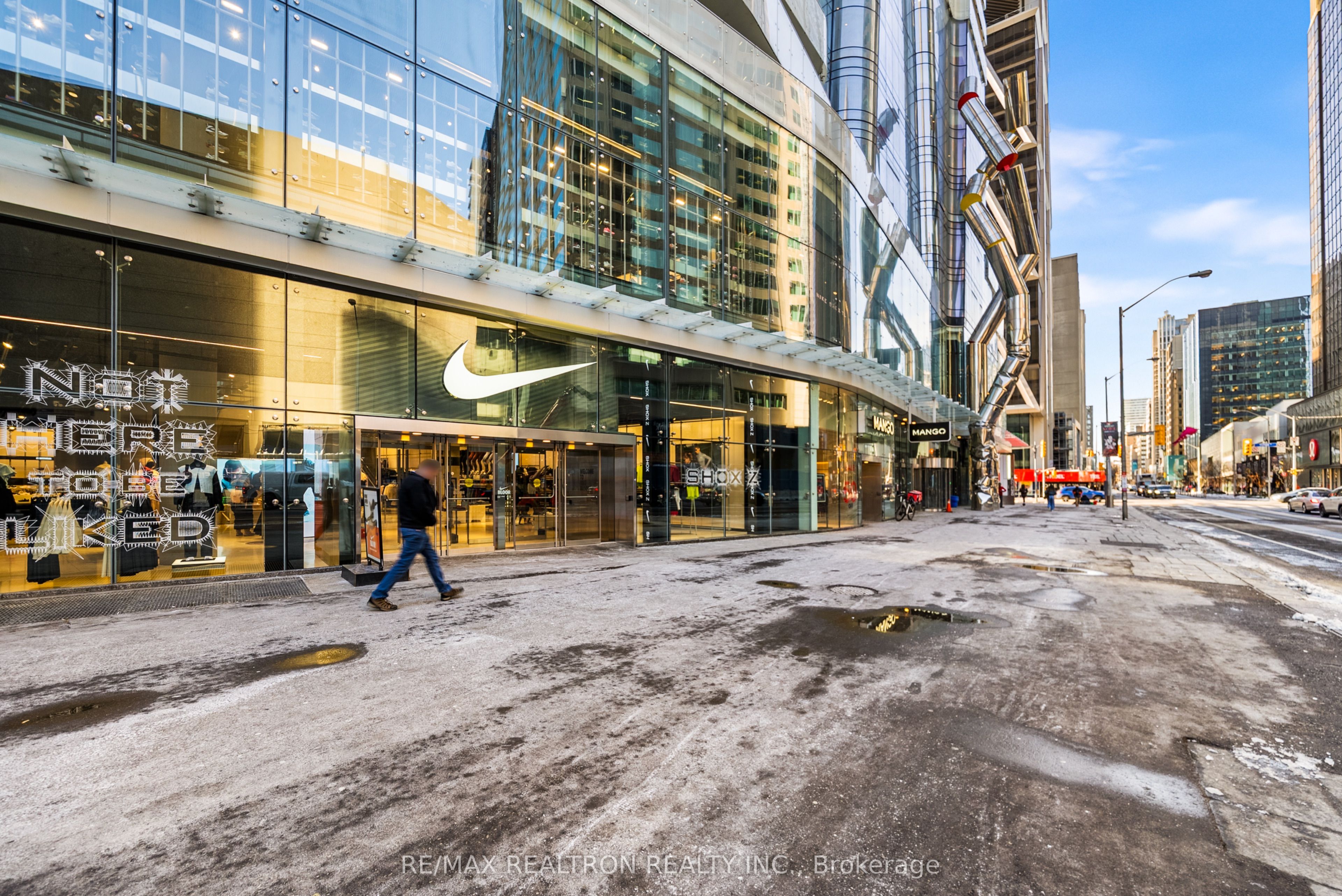 1 Bloor Street E 6010