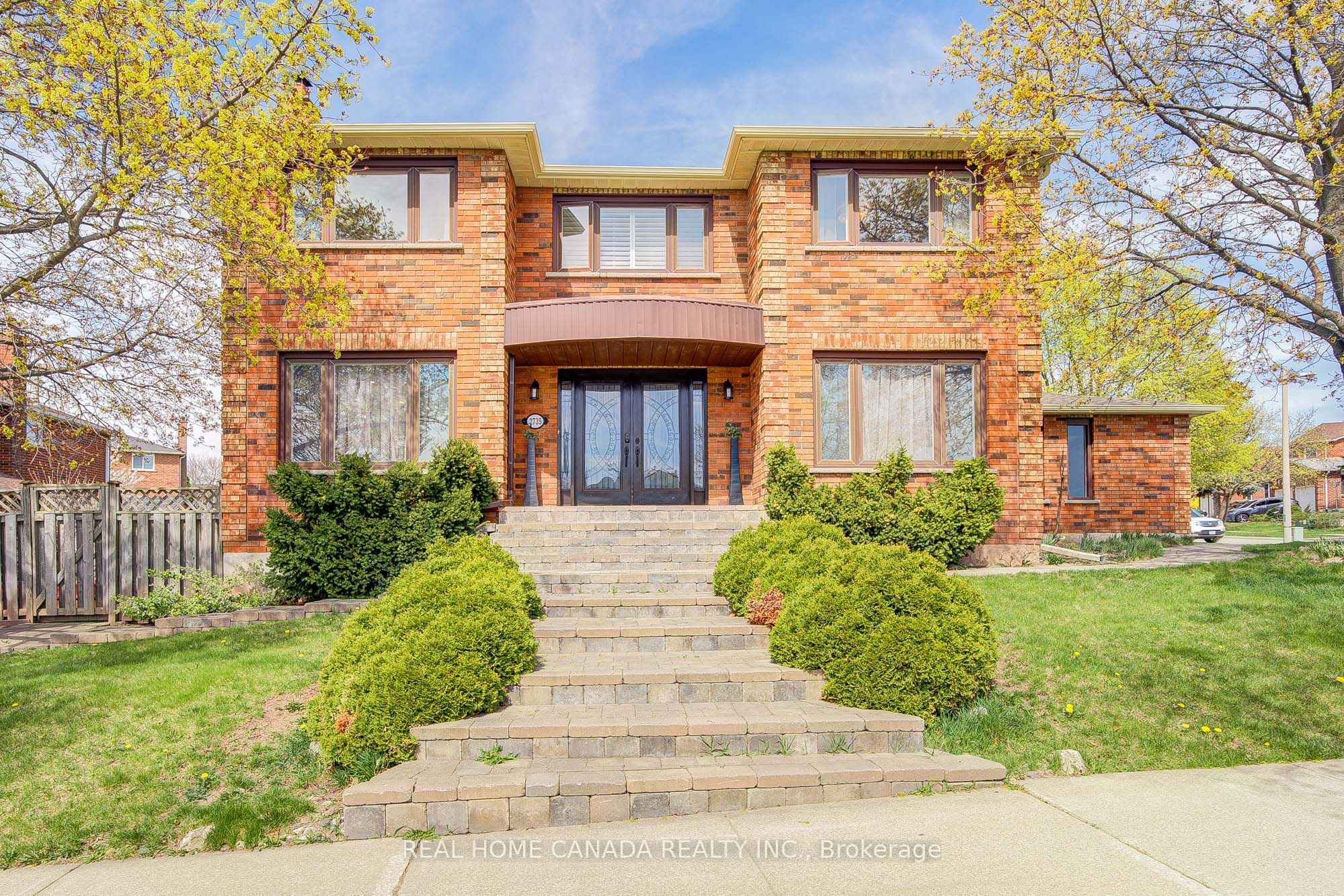 2735 Kingsway Drive