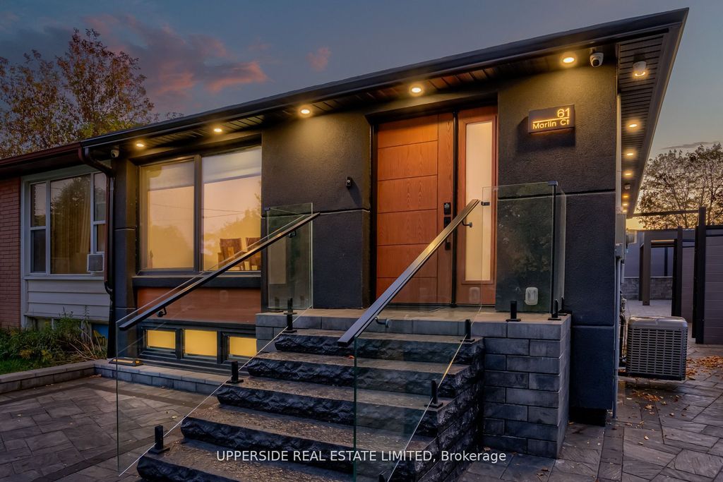 Photo of 61 Marlin Court, Newmarket, ON L3Y 2W7 (MLS # N12913866)