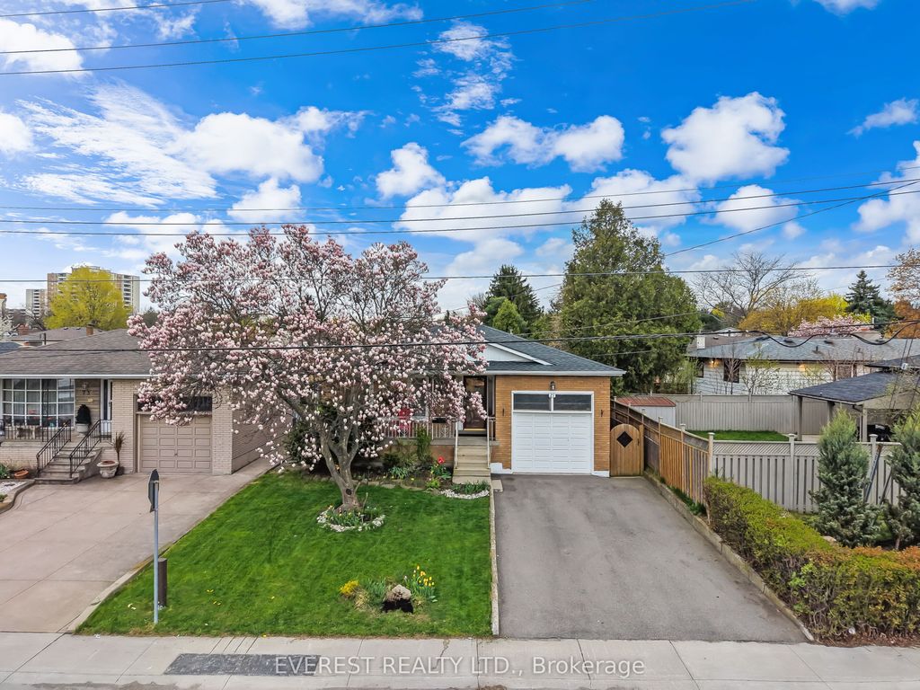 Photo of 27 Lavina Crescent, Hamilton, ON L9C 5S7 (MLS # X13074862)