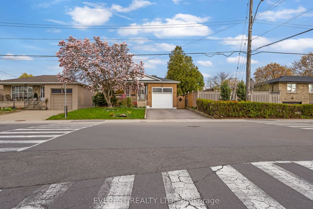 Photo of 27 Lavina Crescent, Hamilton, ON L9C 5S7 (MLS # X13074862)