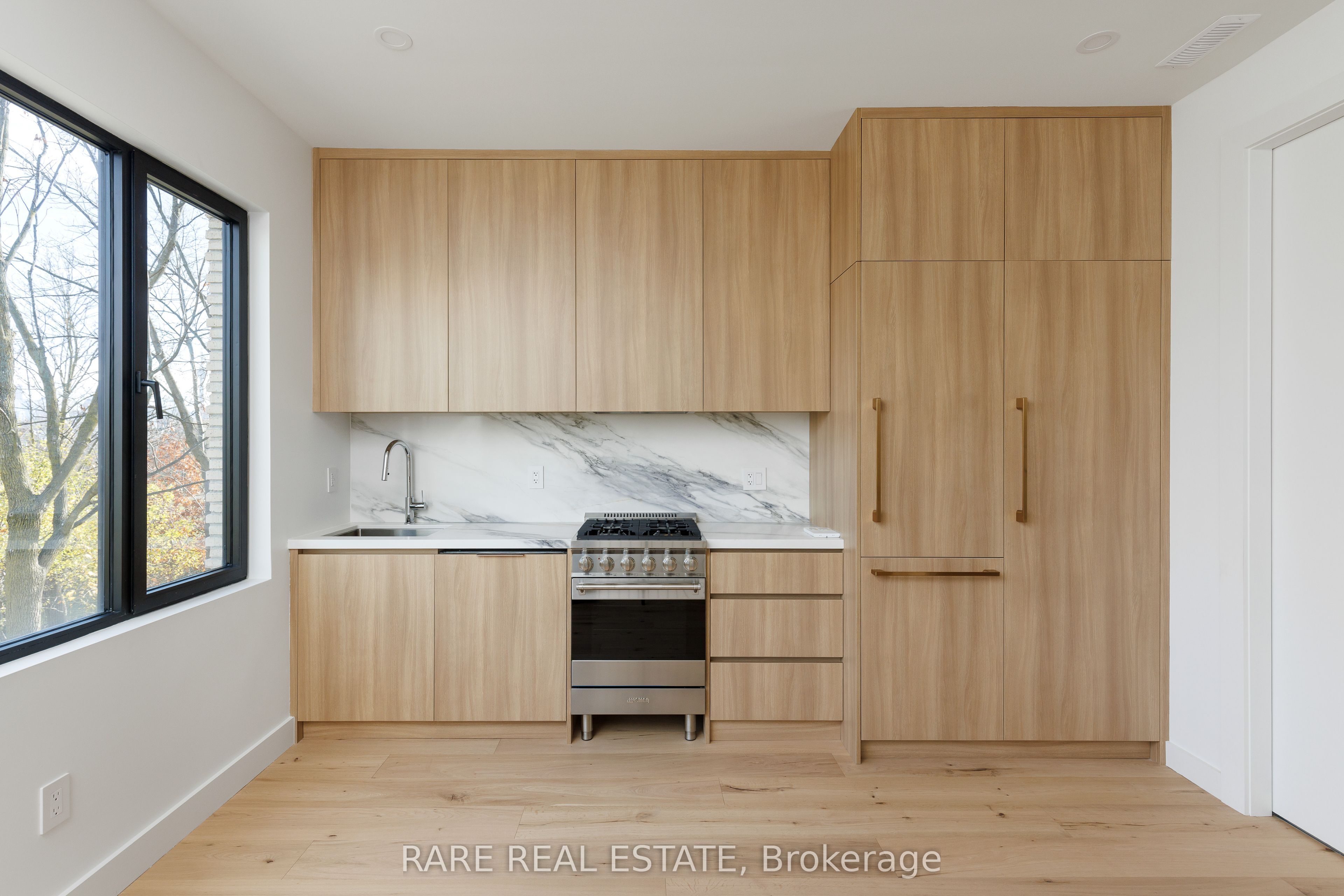 451 Montrose Avenue laneway