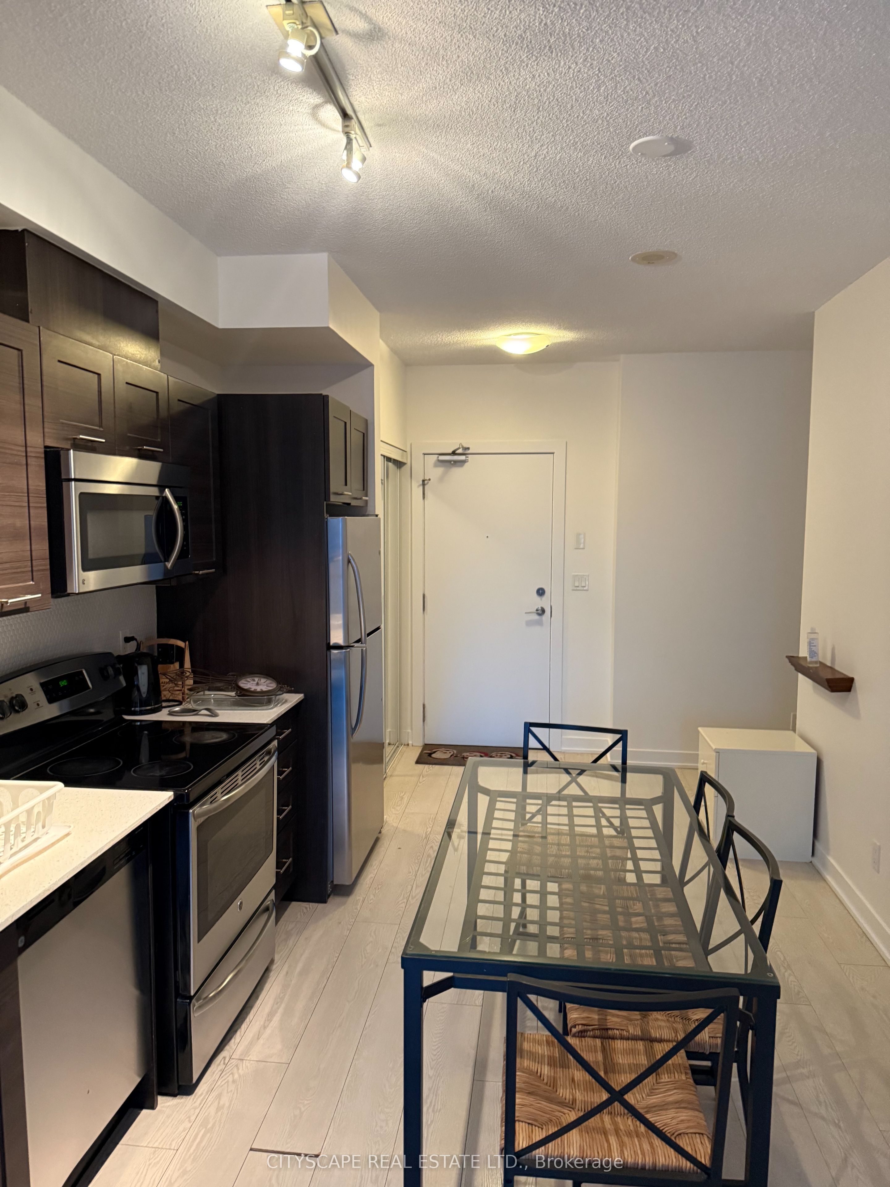 20 Bruyeres Mews 907