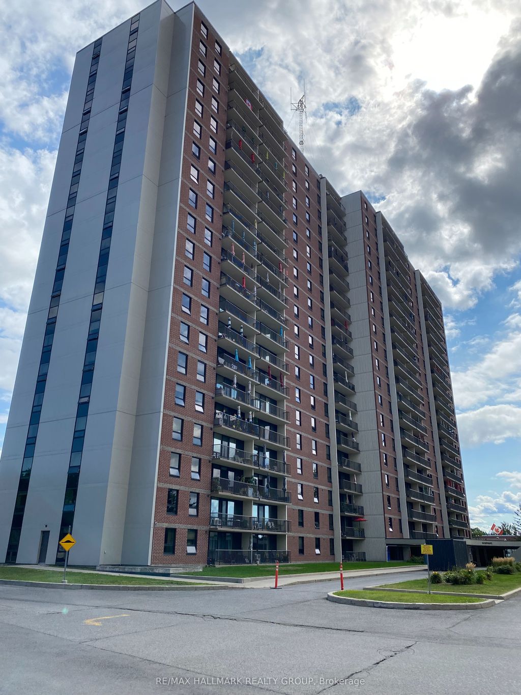 Photo of 665 Bathgate Drive #1007, Overbrook - Castleheights and Area, ON K1K 3Y4 (MLS # X12450653)