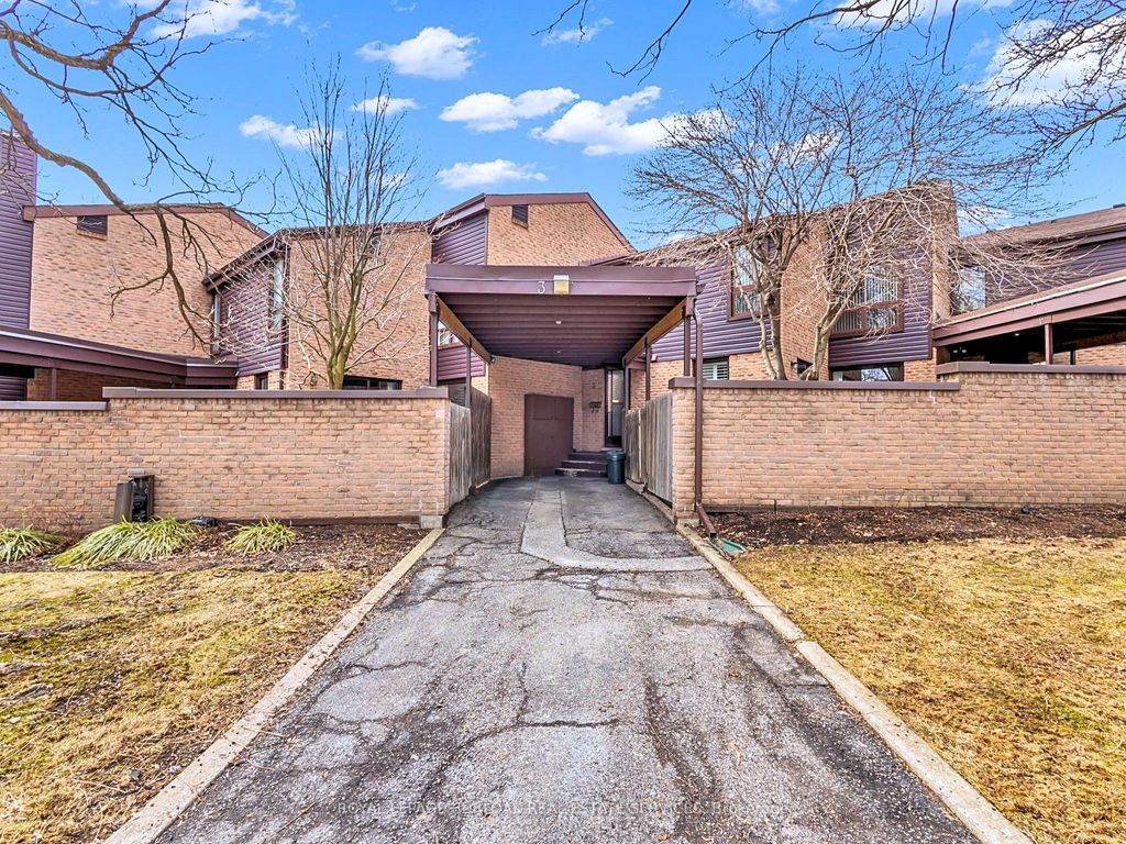 Photo of 28 Underhill Crescent #3, Kitchener, ON N2A 2S8 (MLS # X12925962)