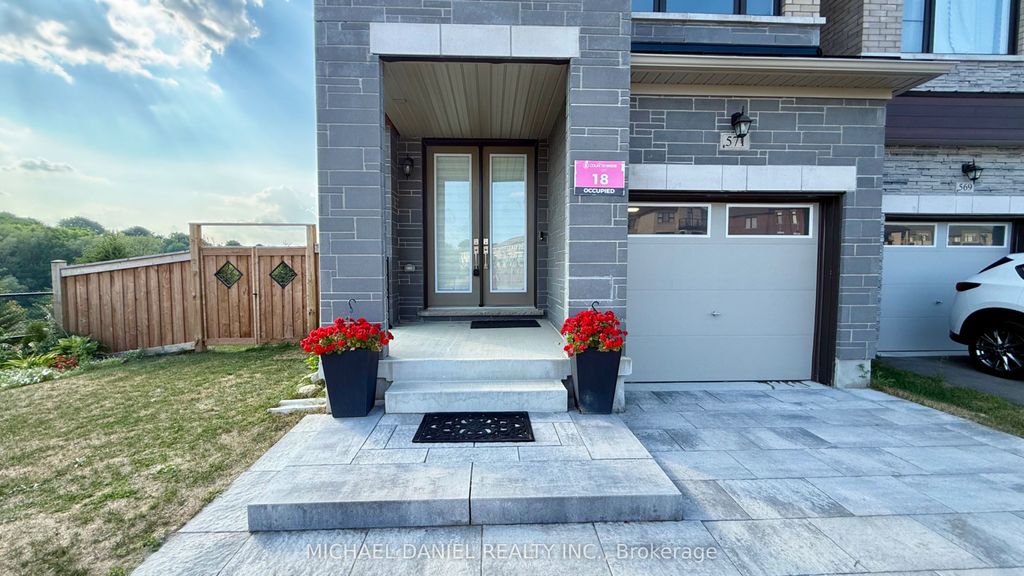 Photo of 571 New England Court, Newmarket, ON L3X 2Z1 (MLS # N12715778)