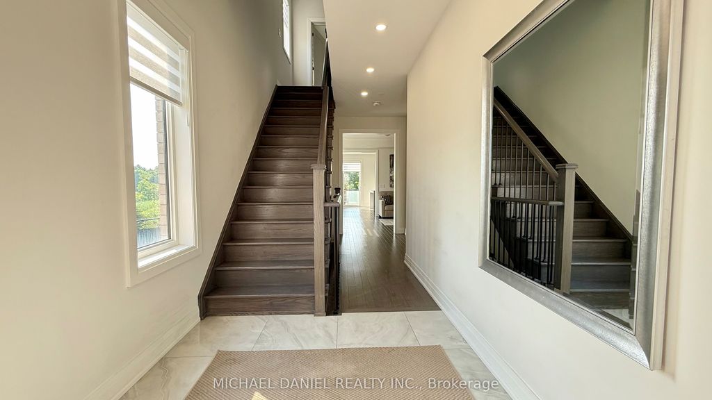 Photo of 571 New England Court, Newmarket, ON L3X 2Z1 (MLS # N12715778)