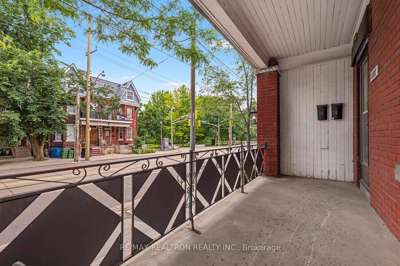 1000 Dundas Street W