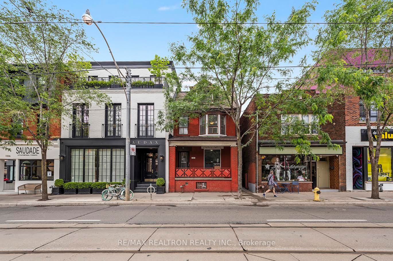 1000 Dundas Street W