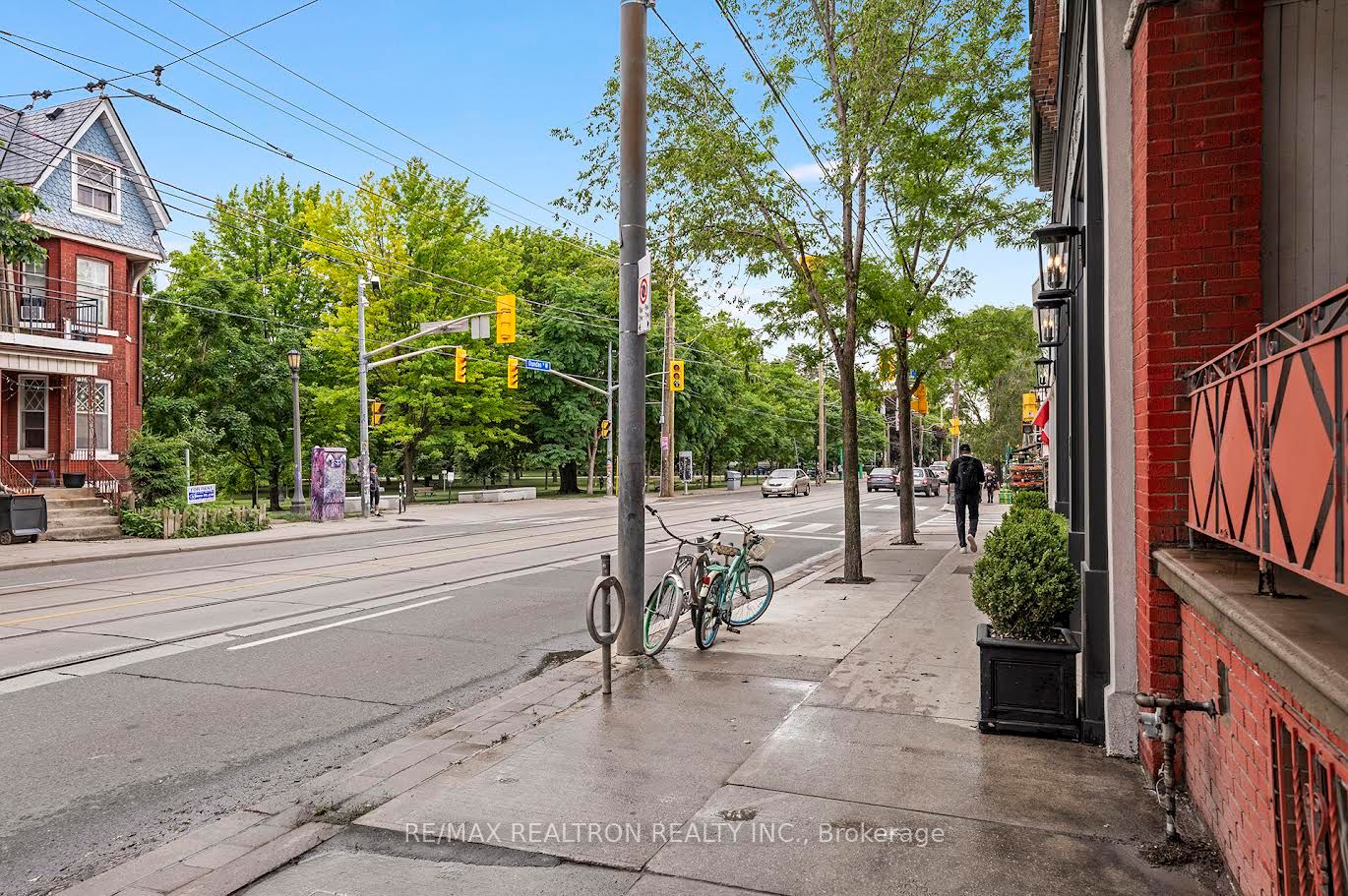 1000 Dundas Street W