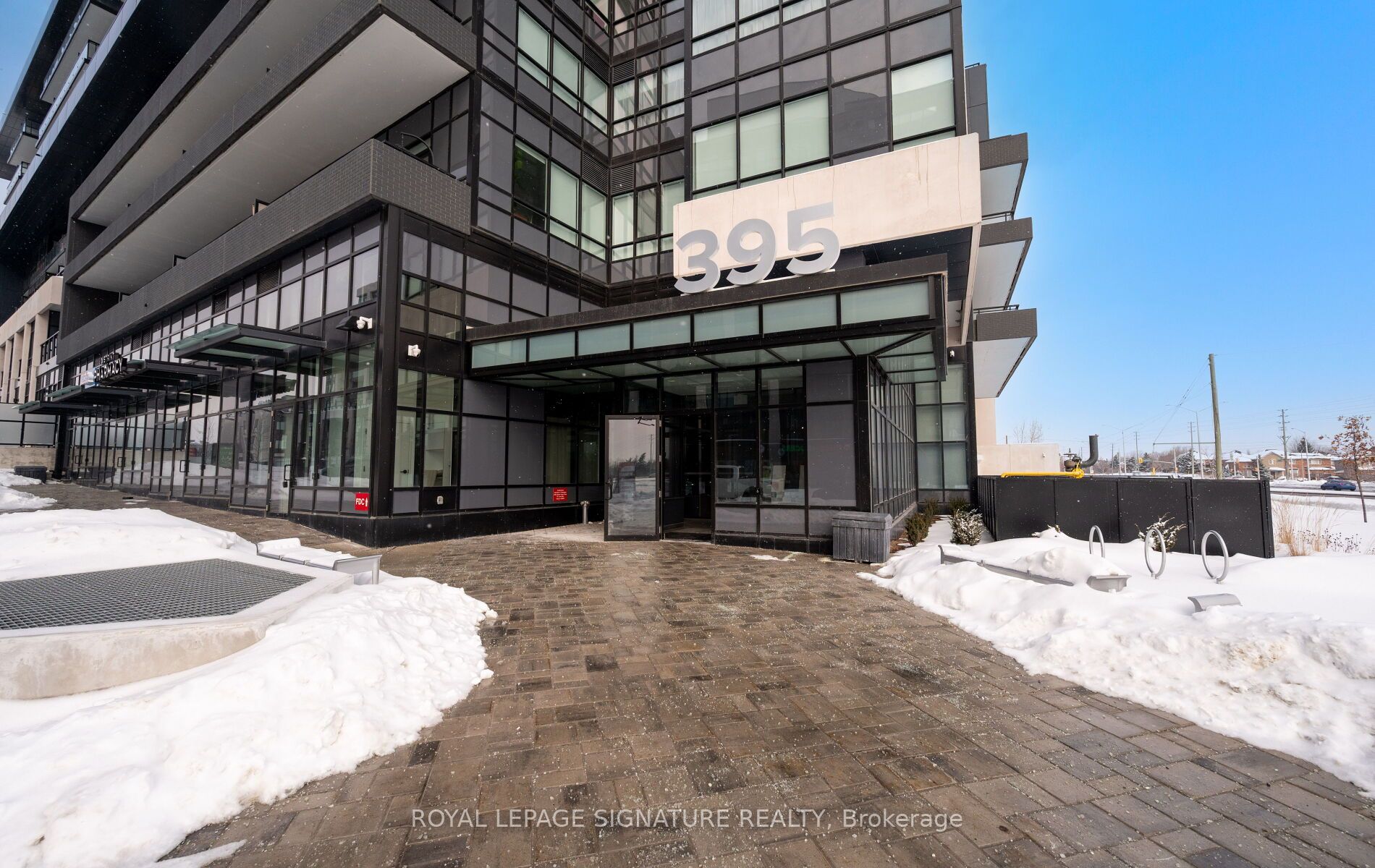 395 Dundas Street W 716