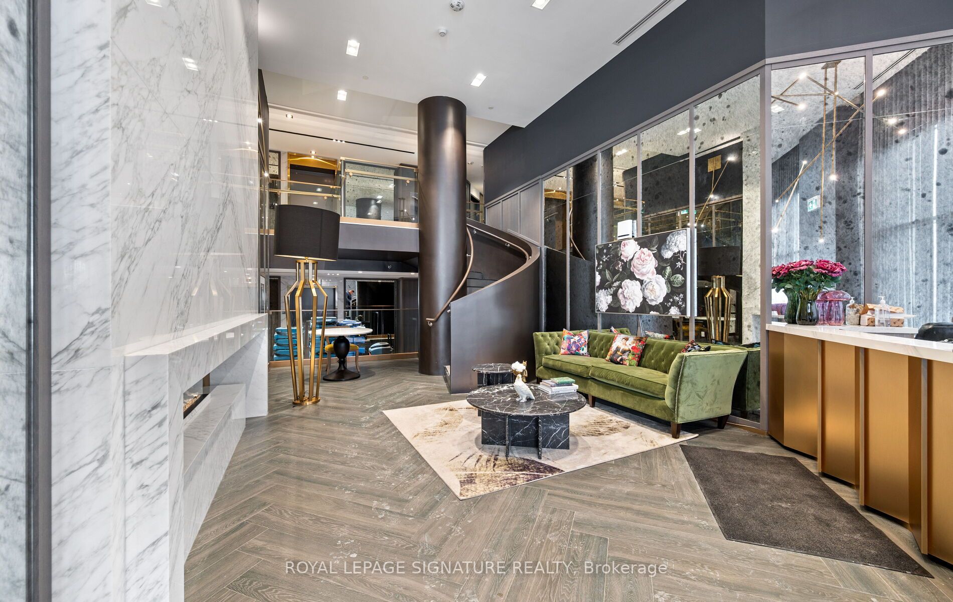 395 Dundas Street W 716