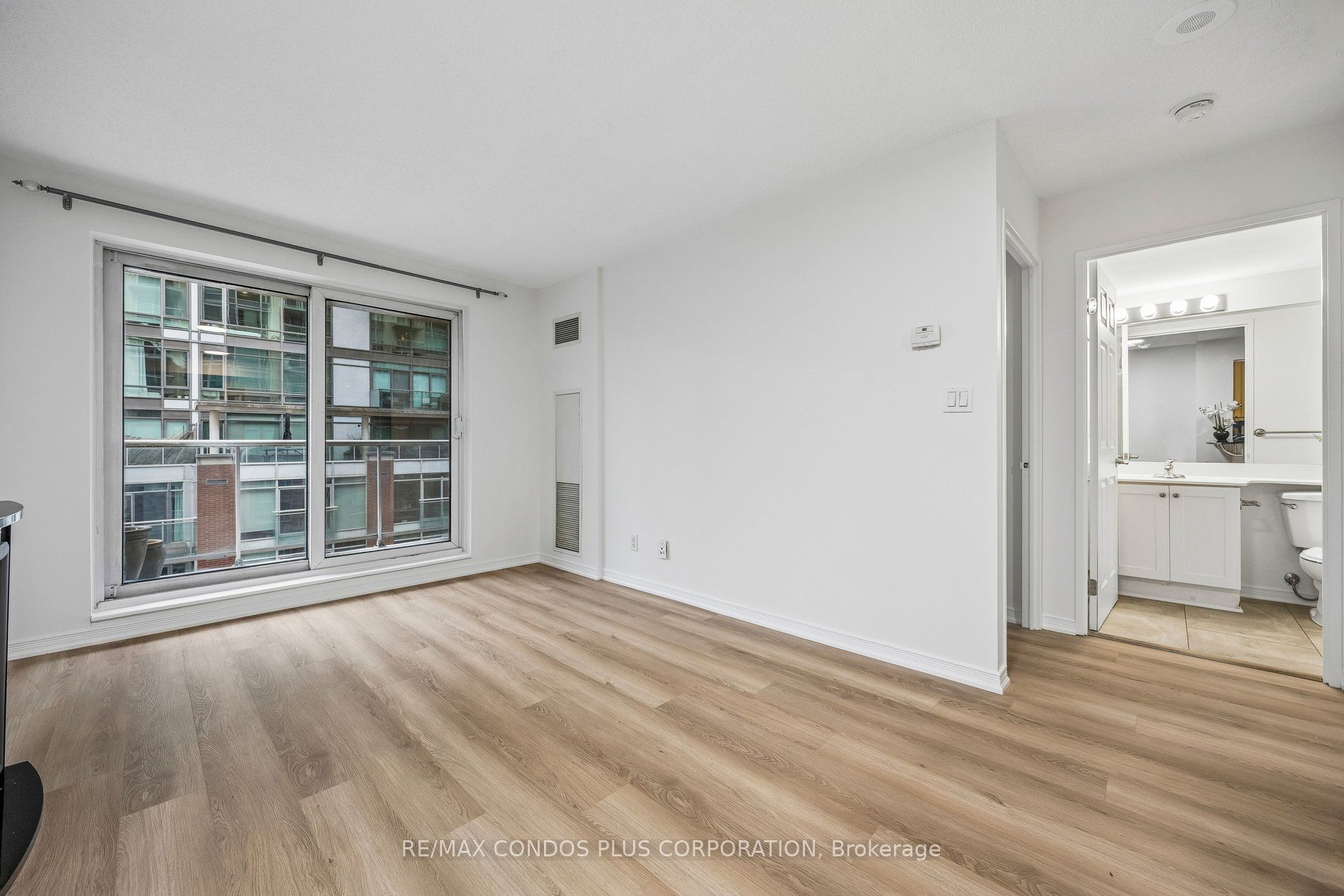 230 King Street E 1010