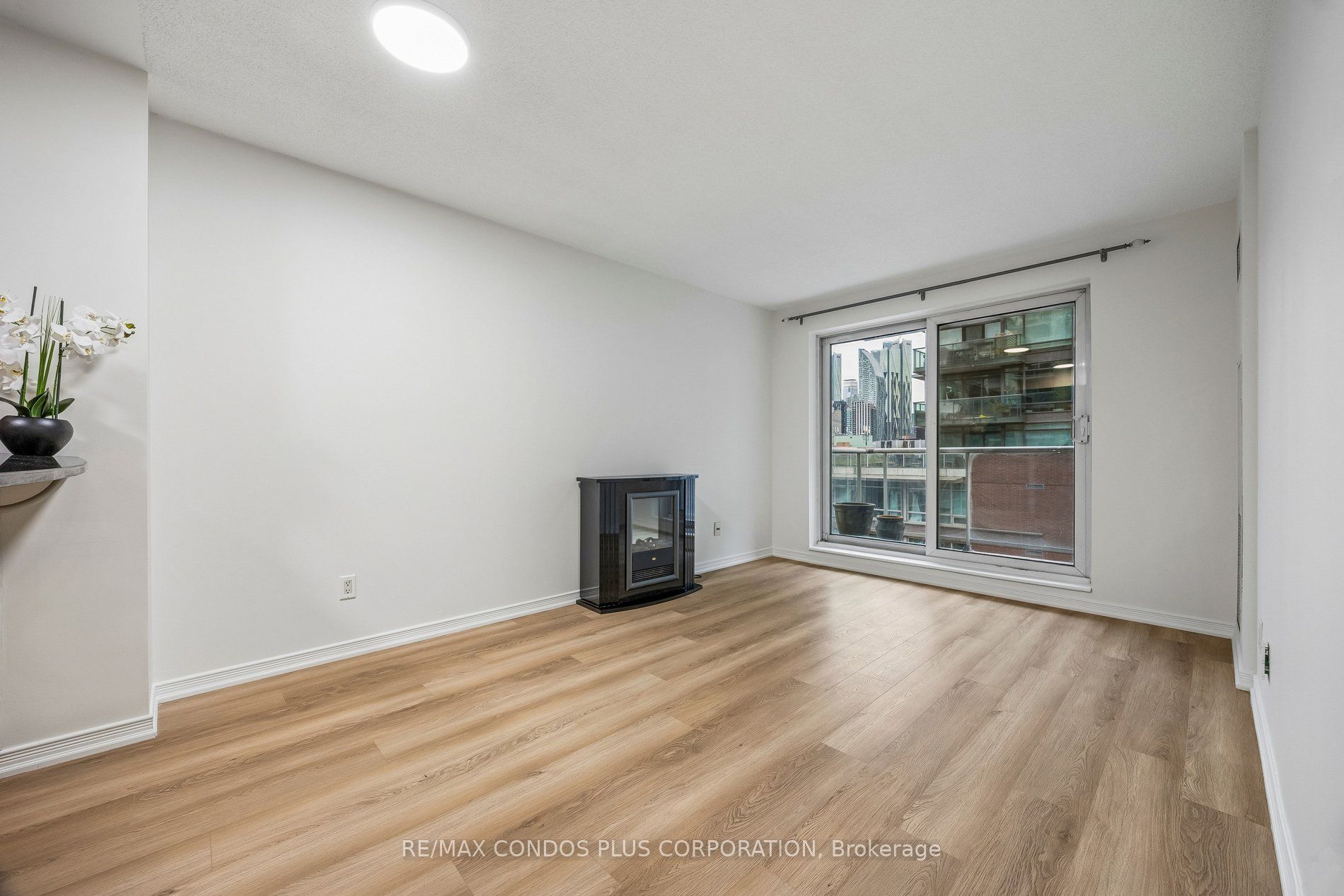 230 King Street E 1010