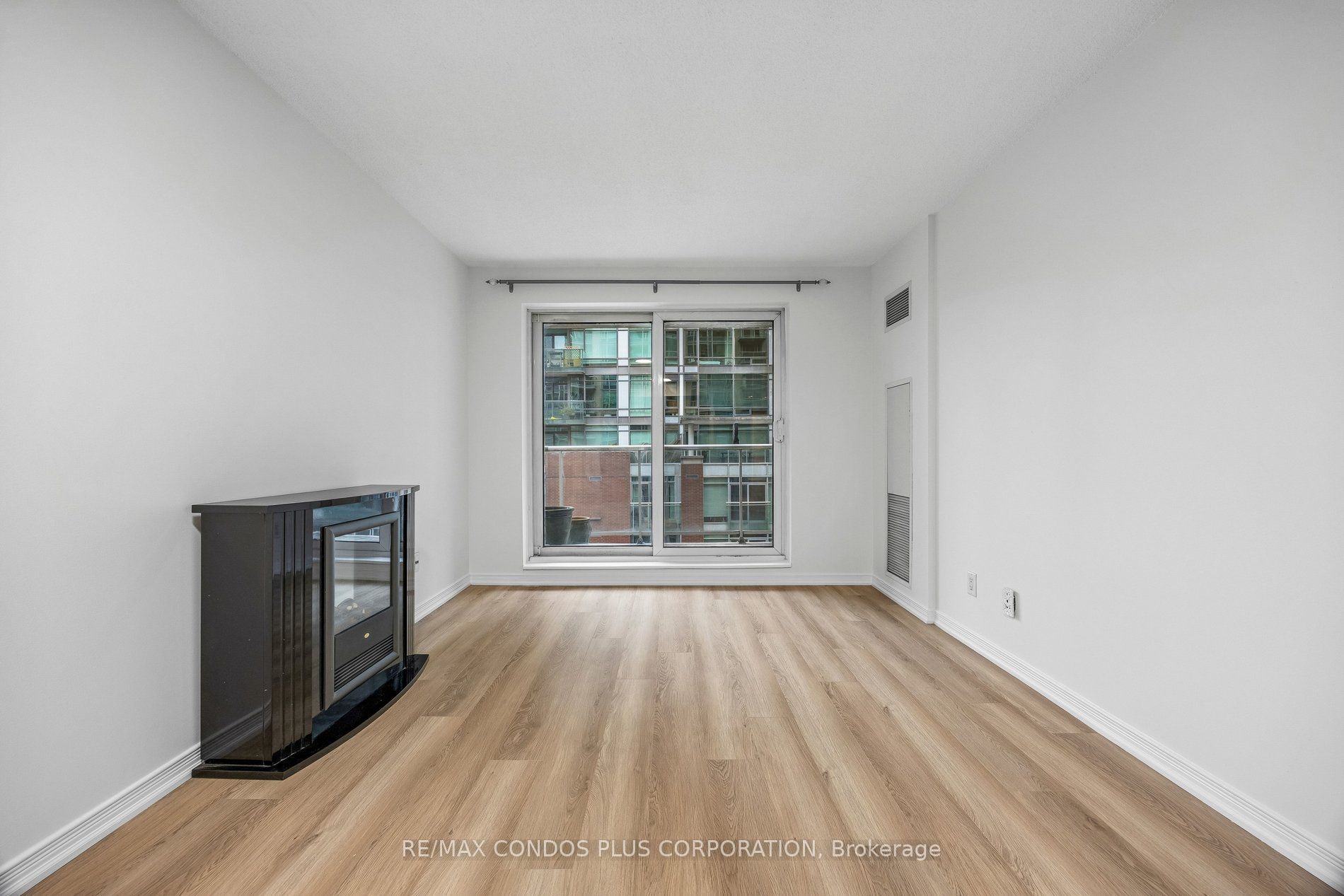 230 King Street E 1010