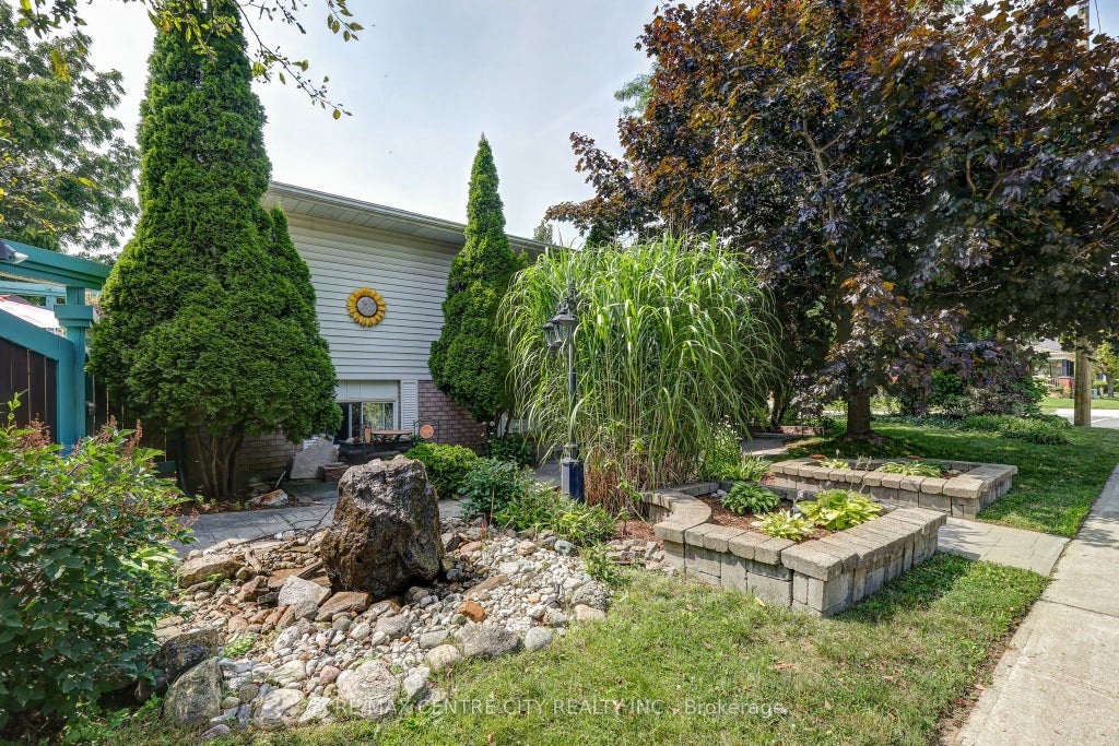 Photo of 37 Fifth Avenue, St. Thomas, ON N5R 4C4 (MLS # X13879226)