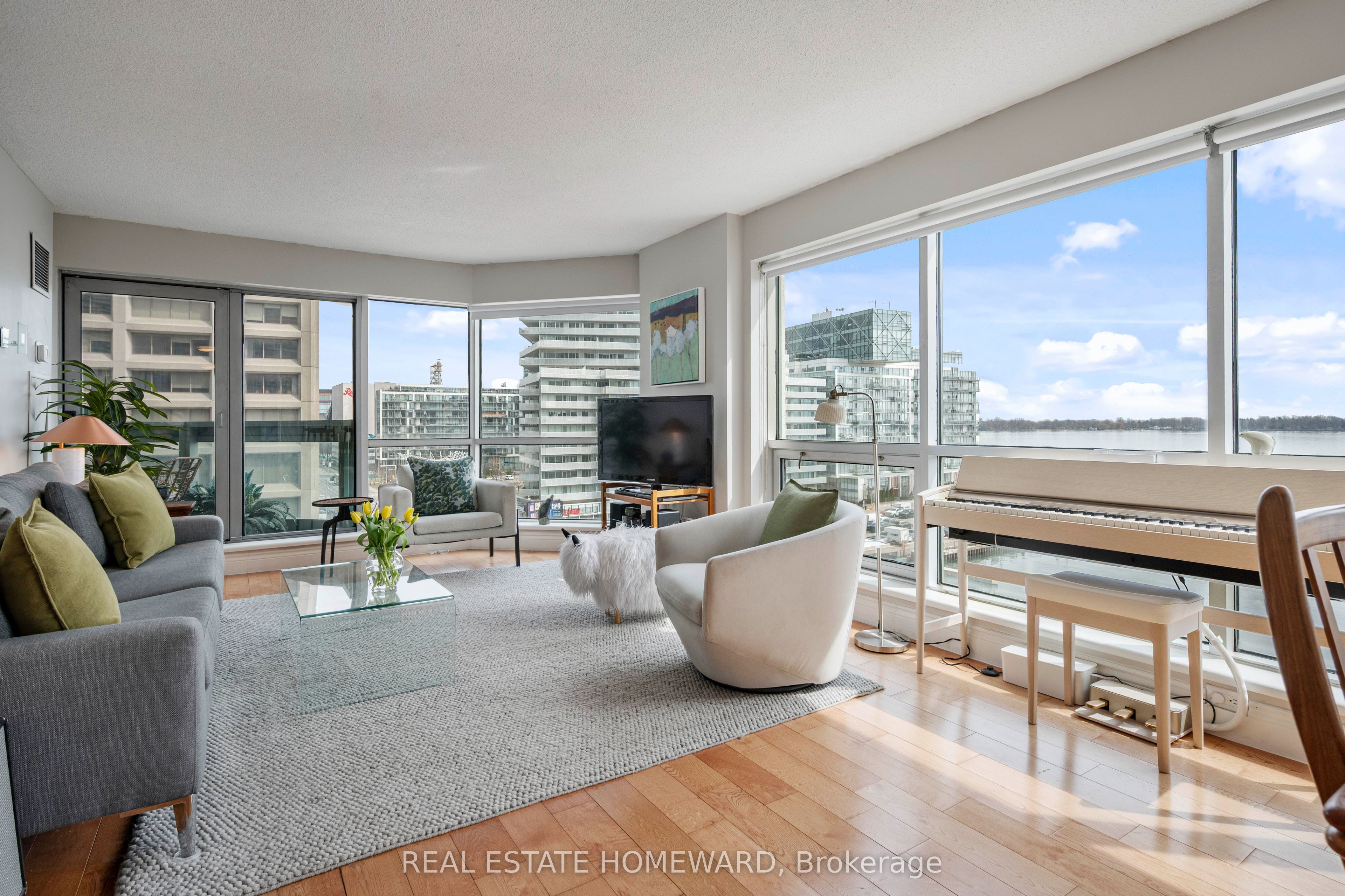 10 Queens Quay W 704