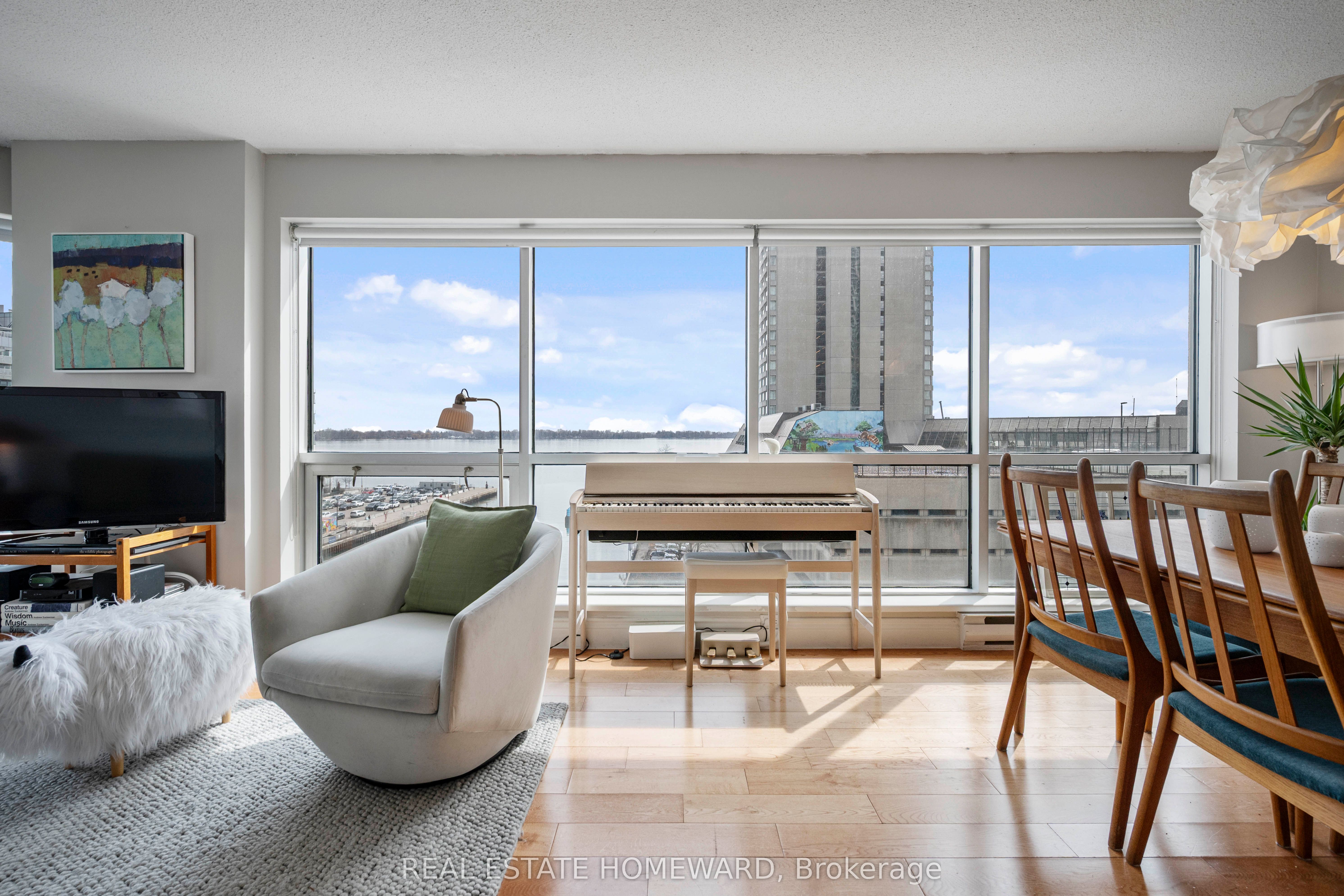 10 Queens Quay W 704