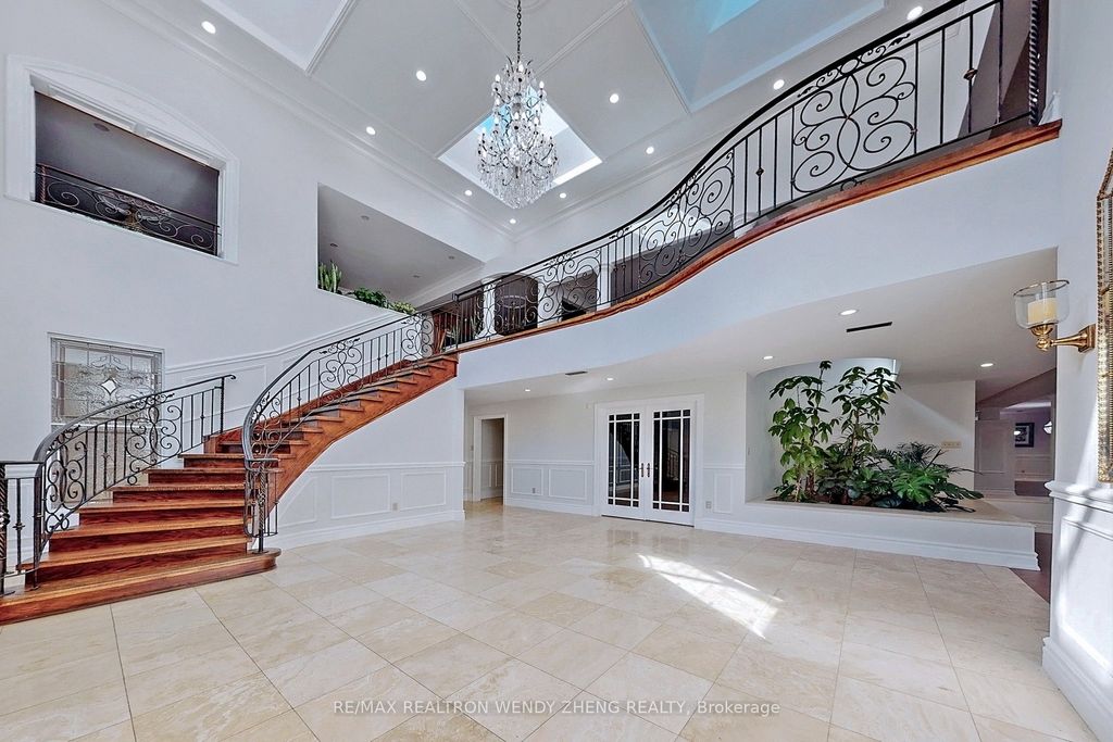 Photo of 305 Woodland Acres Crescent, Vaughan, ON L6A 1G1 (MLS # N12568210)