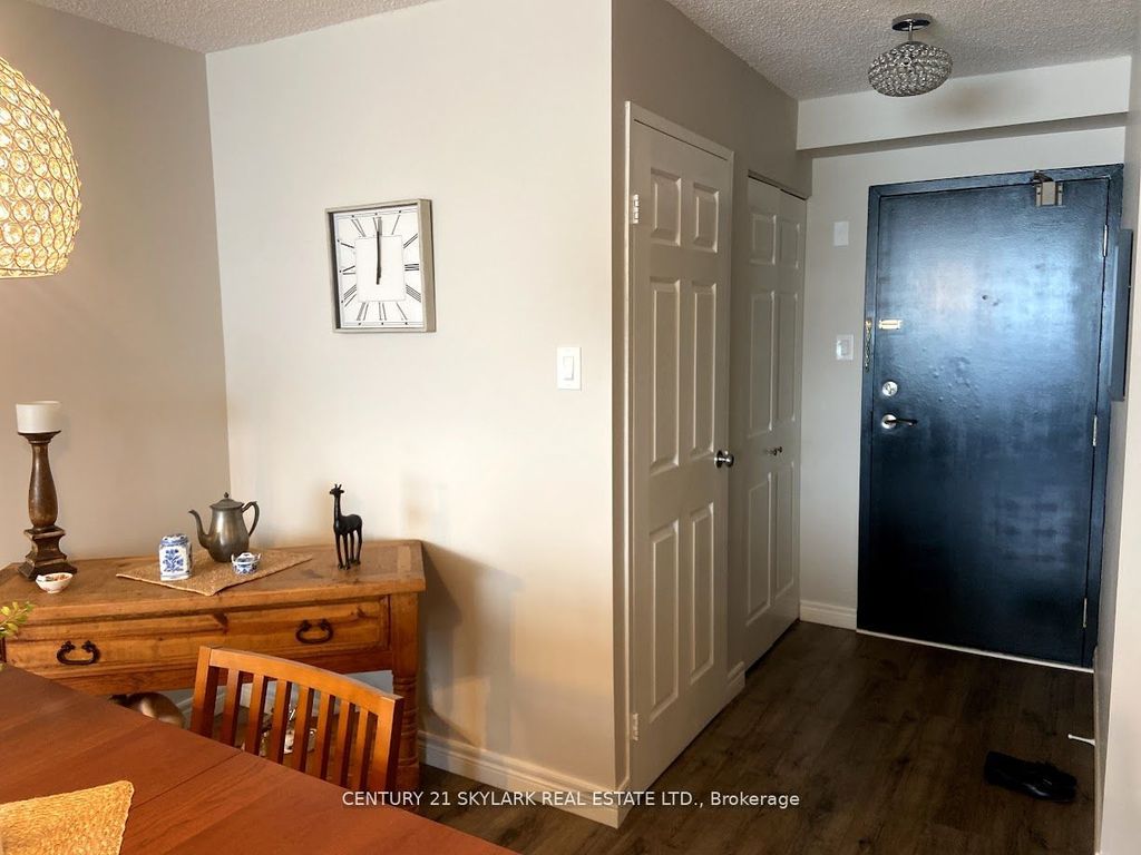 Photo of 8 Lisa Street #706, Brampton, ON L6Y 3V1 (MLS # W13022414)