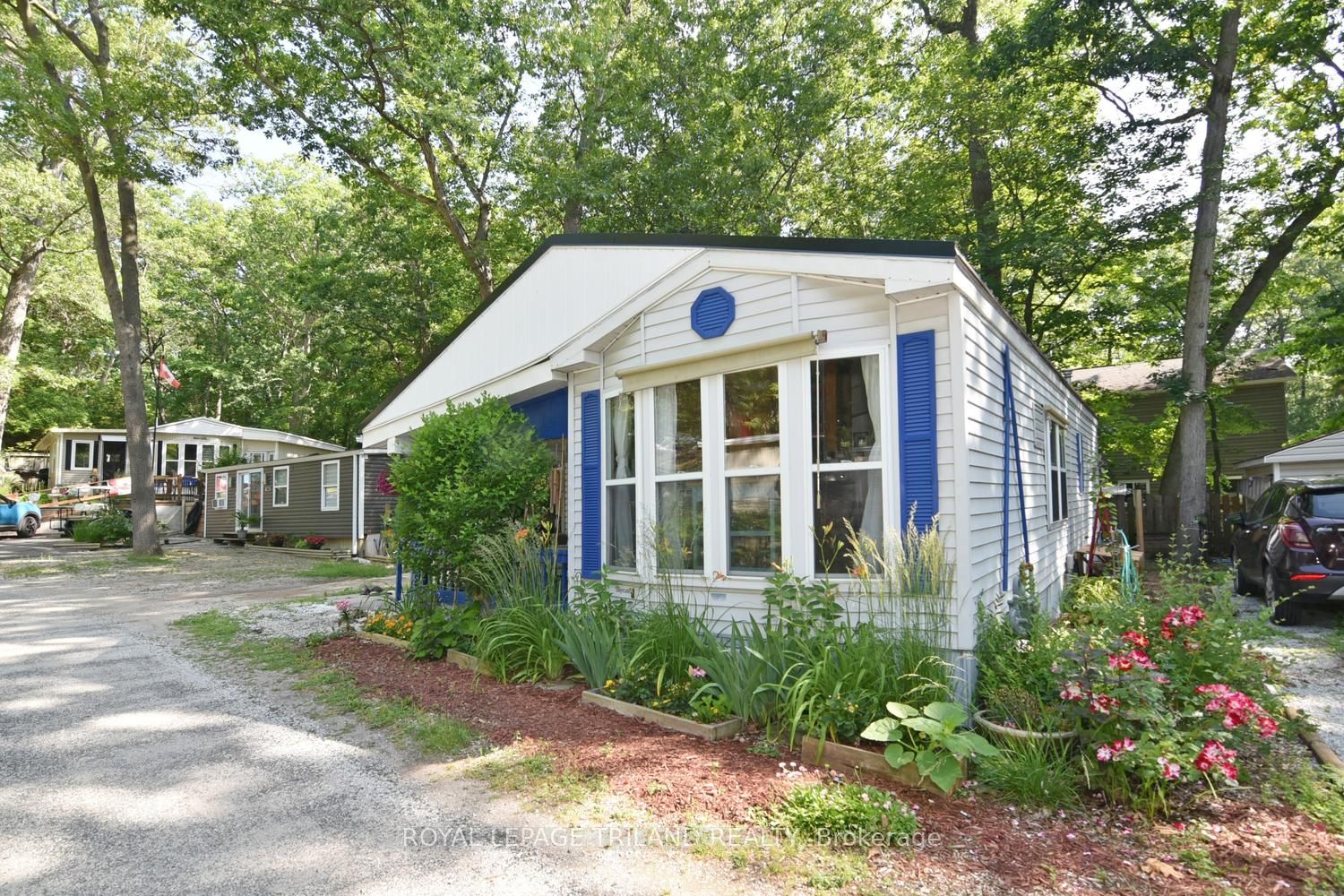 Photo 1 of 23 — 9910 Northville Crescent B11, Lambton Shores, ON N0M 2N0