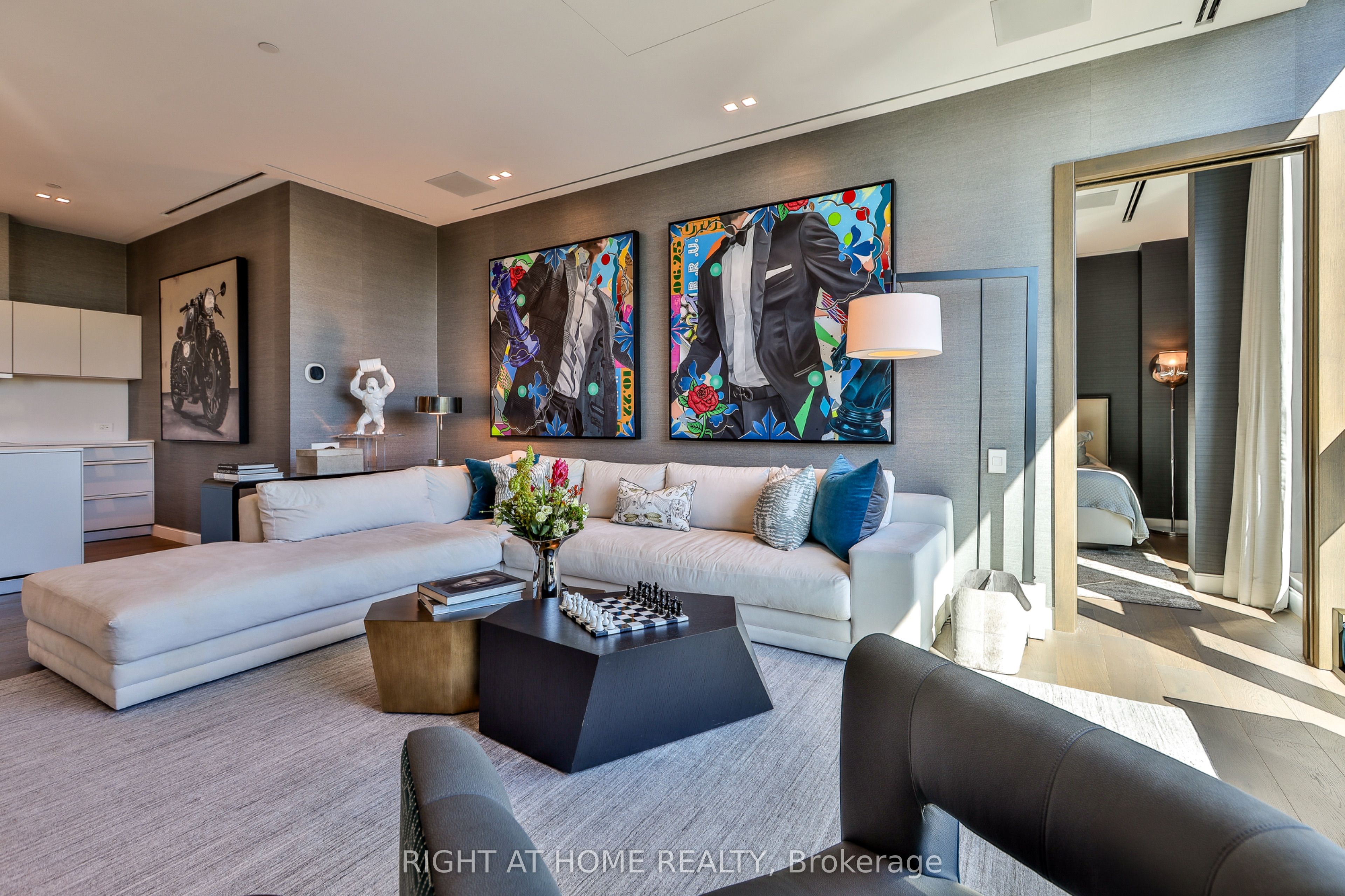 1 Roxborough Street E 501