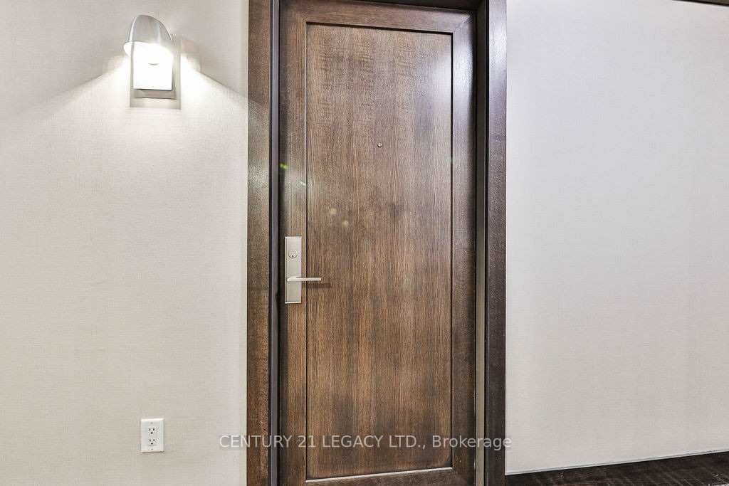 20 Blue Jays Way 902