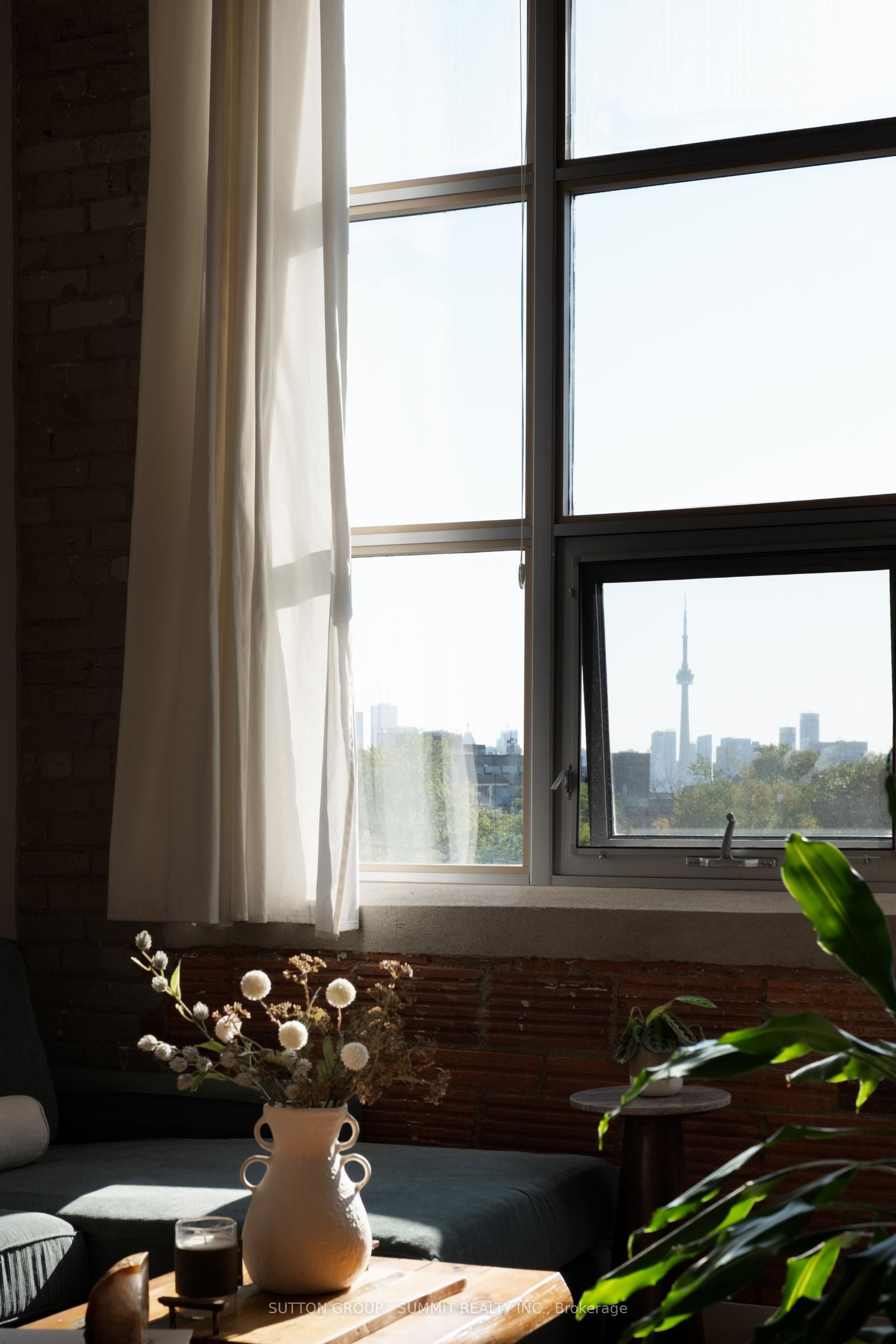 2154 Dundas Street W Ph5