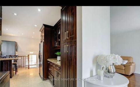 876 Blairholm Avenue Mississauga ON L5C 1G4