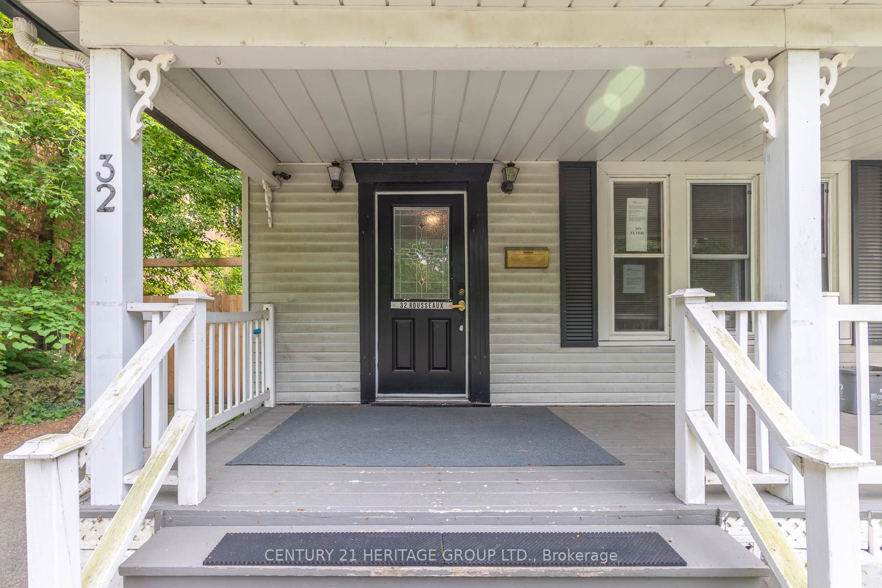 32 Rousseaux Street