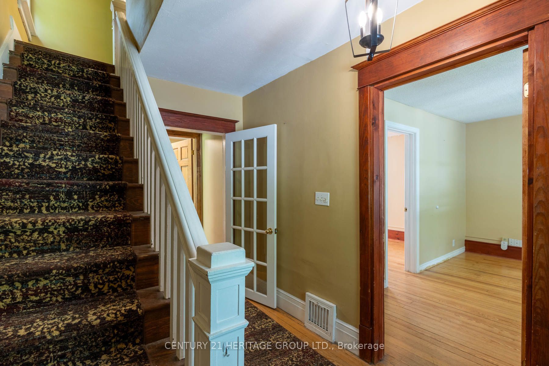 32 Rousseaux Street