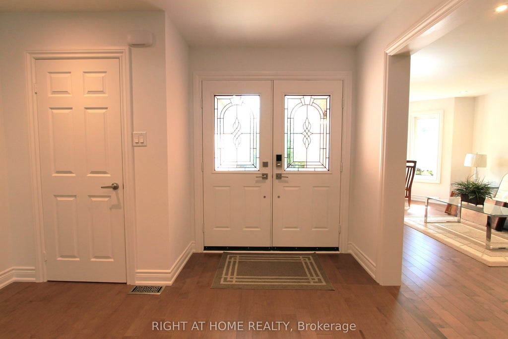 Photo of 4 Kirkland Court, Richmond Hill, ON L4C 9H3 (MLS # N13758132)