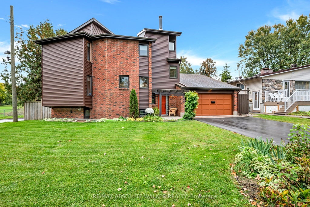 Photo of 2824 Haughton Avenue, Britannia - Lincoln Heights and Area, ON K2B 6Z3 (MLS # X13881176)
