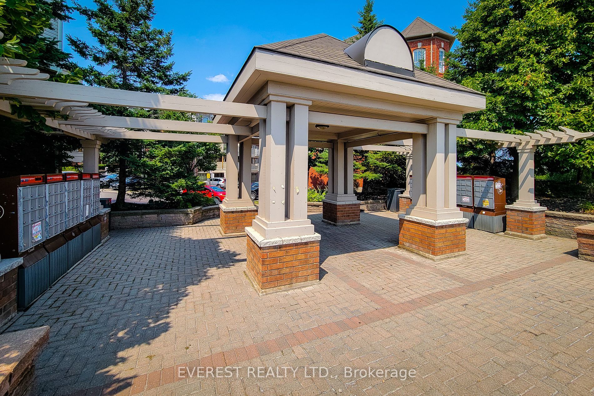 639 Dundas Street W 5
