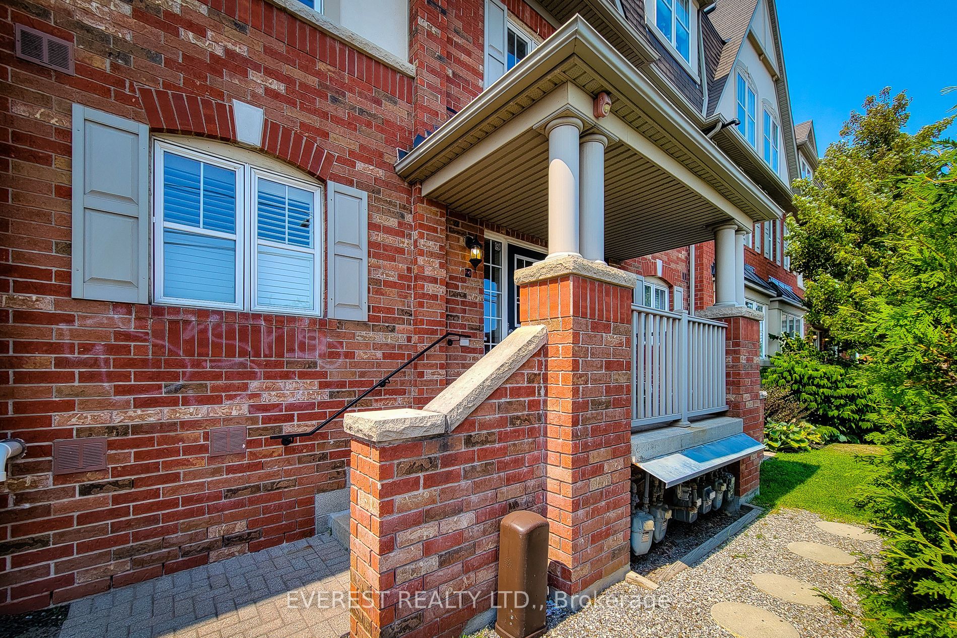 639 Dundas Street W 5