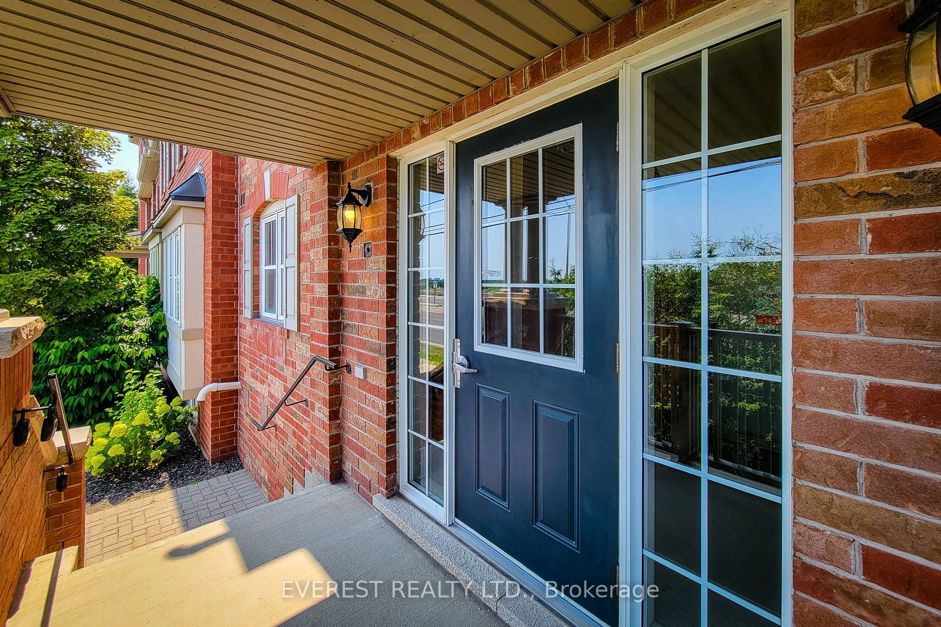 639 Dundas Street W 5