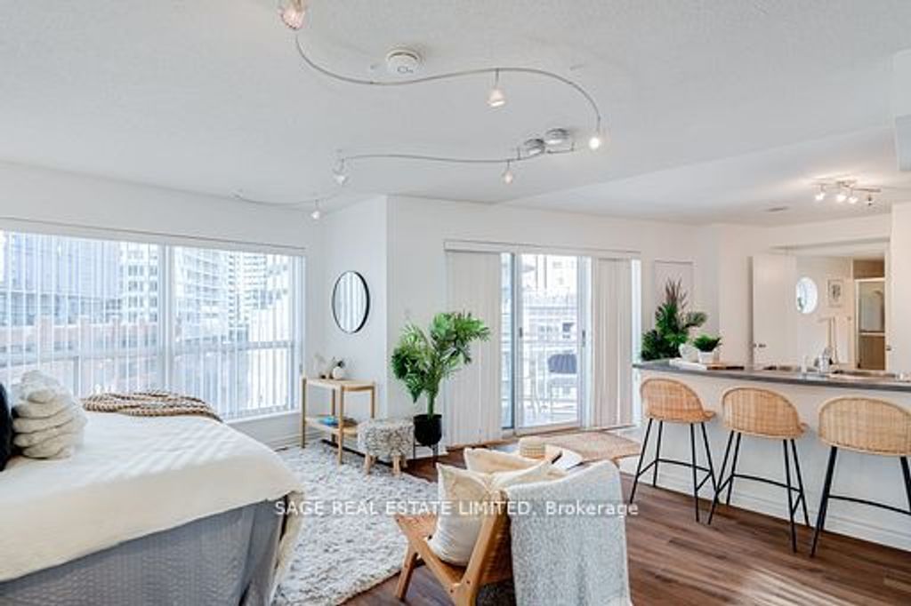 Photo of 600 Queens Quay N/A W #819, Toronto, ON M5V 3M3 (MLS # C12776102)