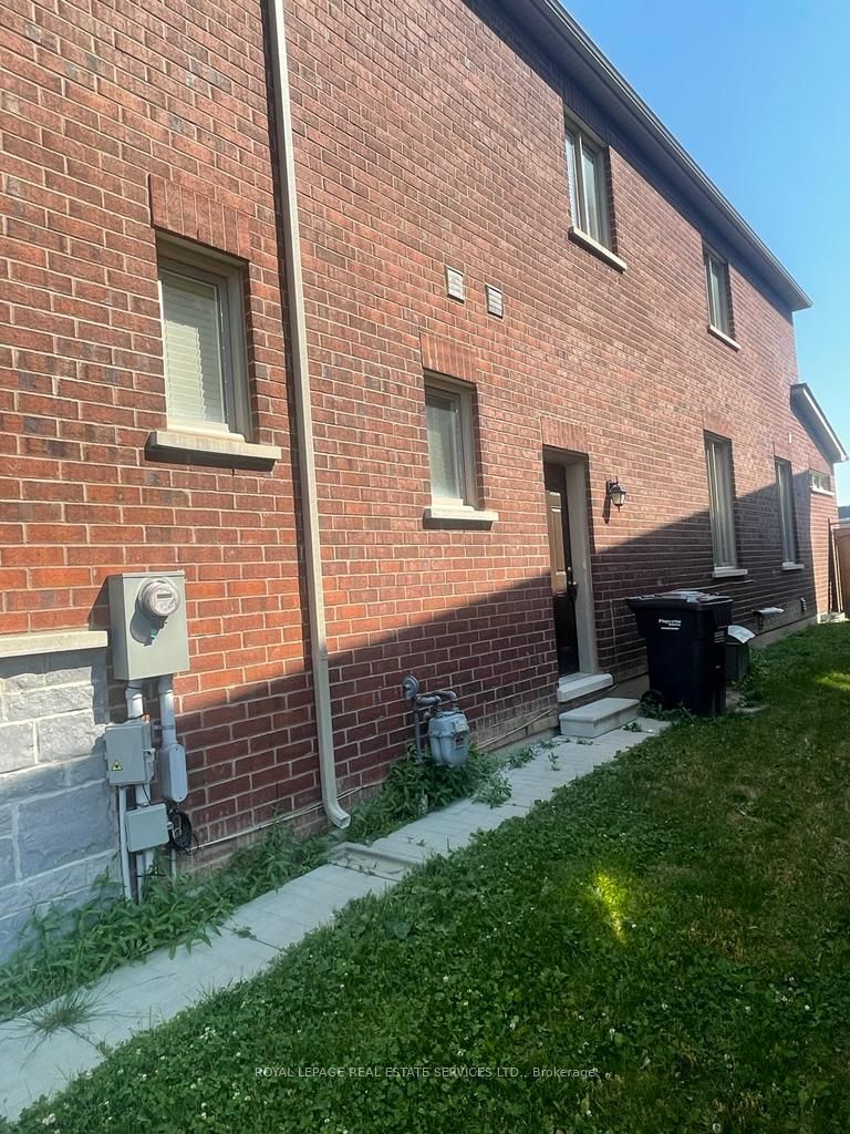16 Little Britain Crescent