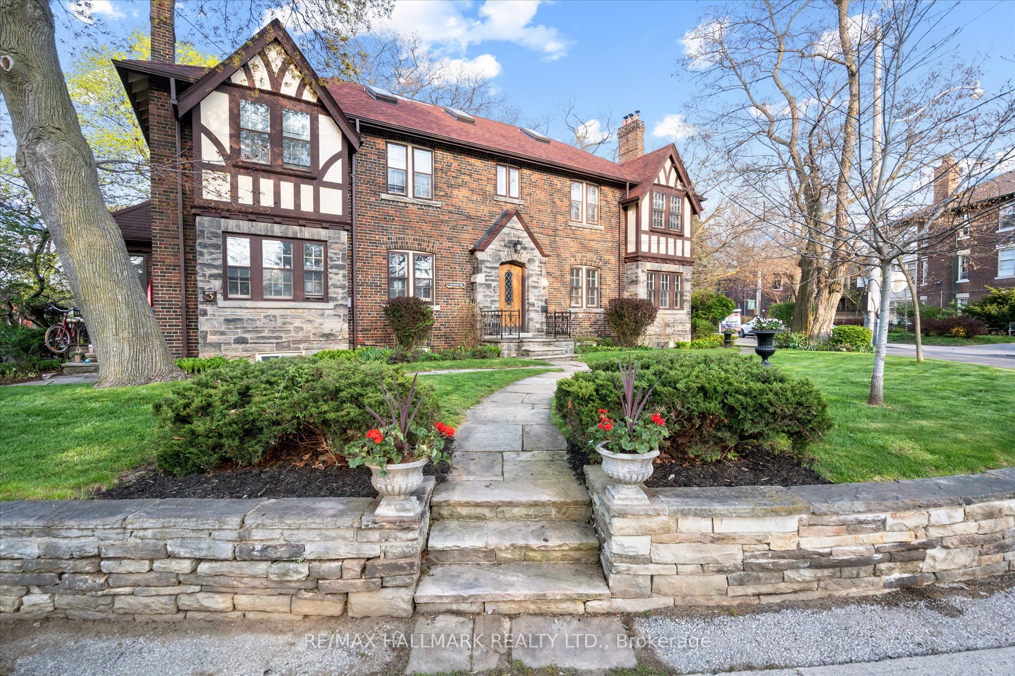 50 Benlamond Avenue