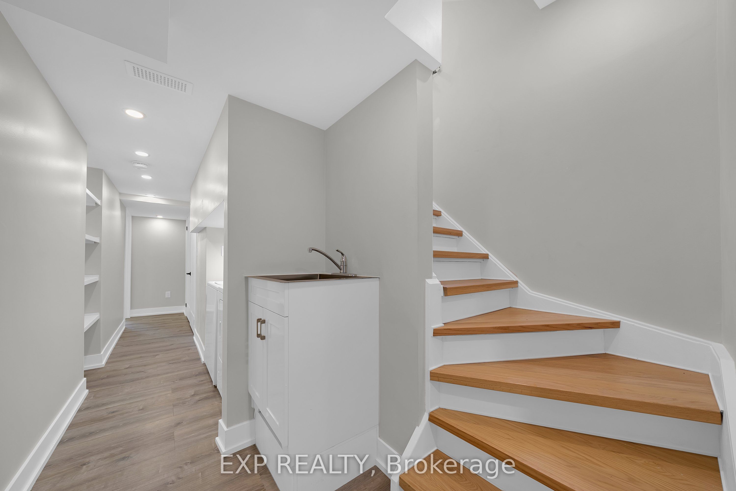 25 La Cassandra Drive