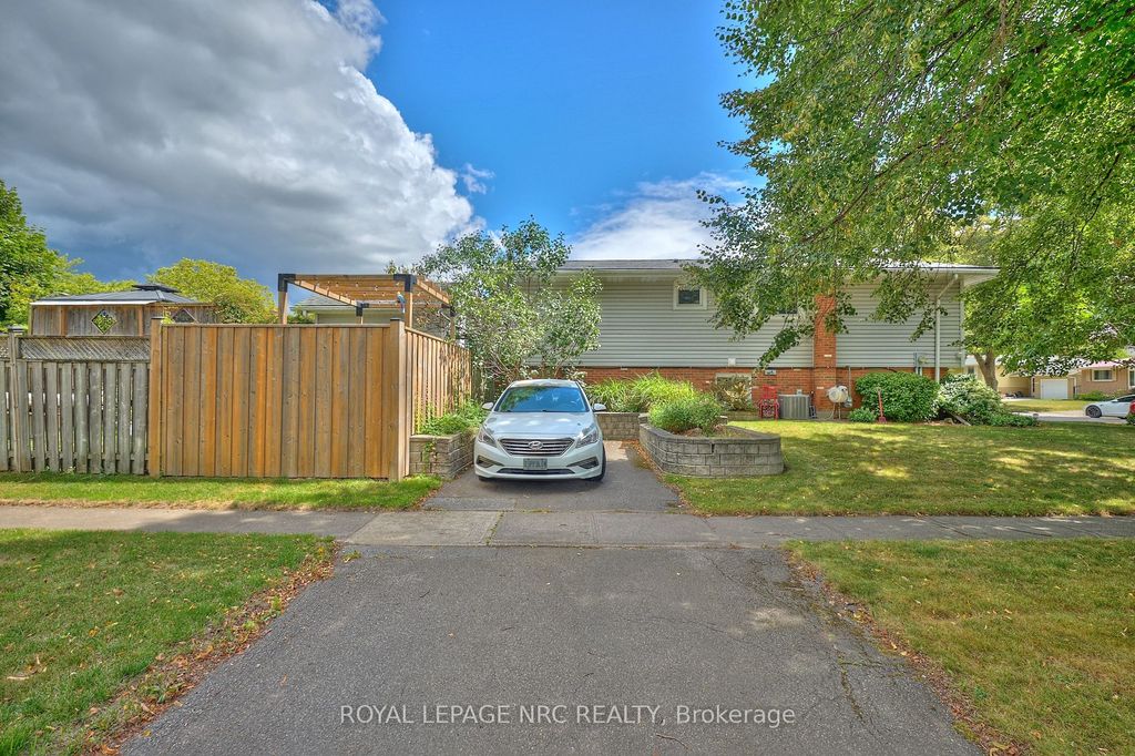 Photo of 7263 Parkdale Street, Niagara Falls, ON L2E 6Y6 (MLS # X13075948)