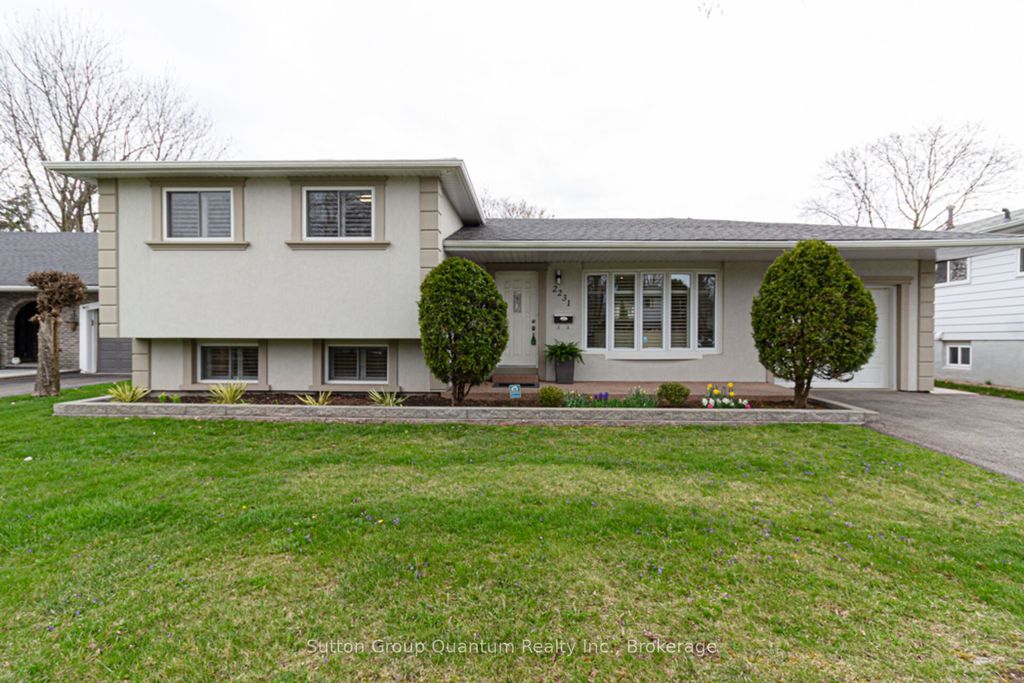 Photo of 2231 Urwin Crescent, Oakville, ON L6L 2T3 (MLS # W12451523)