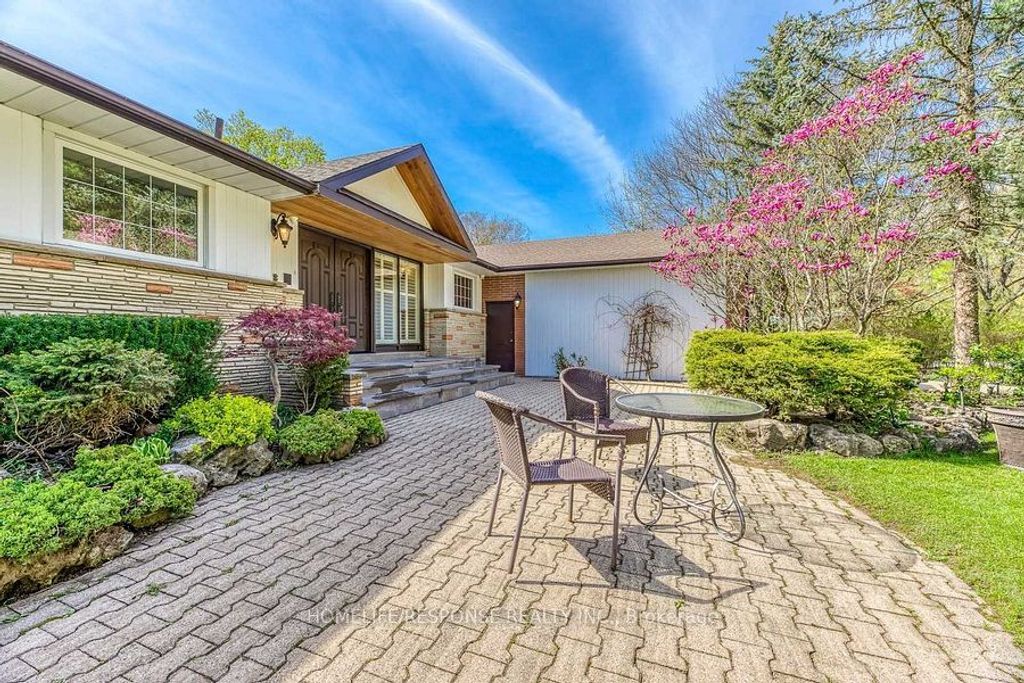 Photo of 3640 BURNBRAE Drive, Mississauga, ON L5C 2N7 (MLS # W12851270)