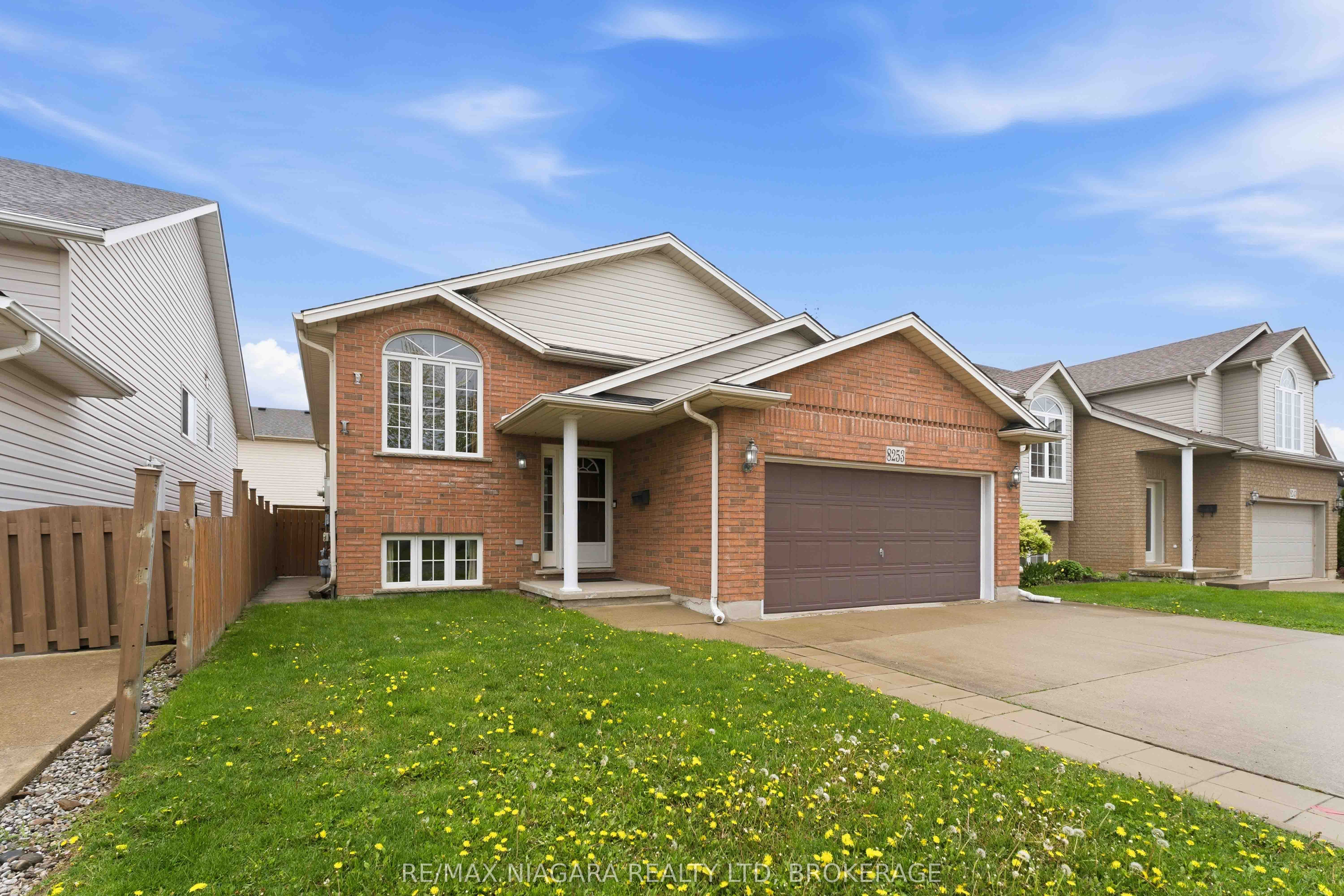 Photo 1 of 28 — 8253 Costabile Drive, Niagara Falls, ON L2H 3L2