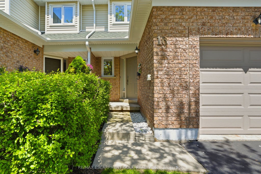 Photo of 2215 Cleaver Avenue #16, Burlington, ON L7M 4C5 (MLS # W13177564)