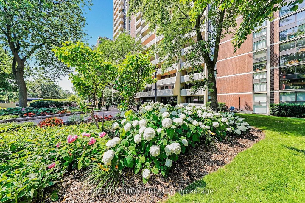 Photo of 40 Homewood Avenue #908, Toronto, ON M4Y 2K2 (MLS # C13027748)