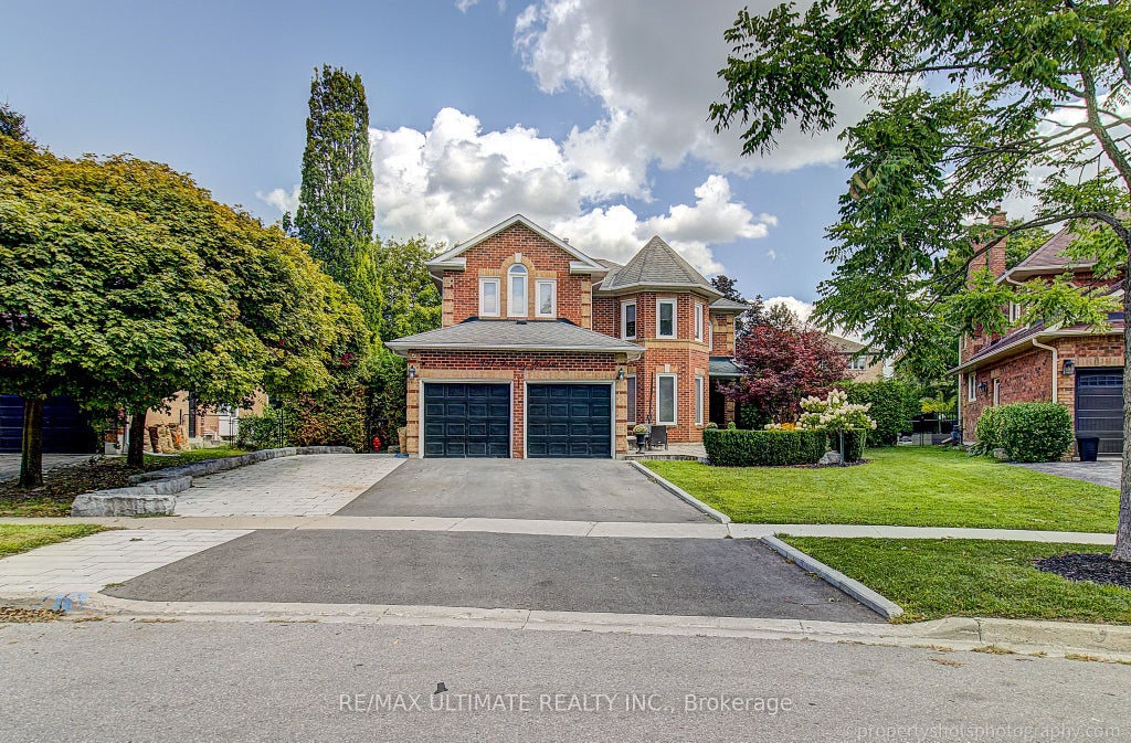 Photo of 351 Fairway Gardens, Newmarket, ON L3X 1B4 (MLS # N14083536)